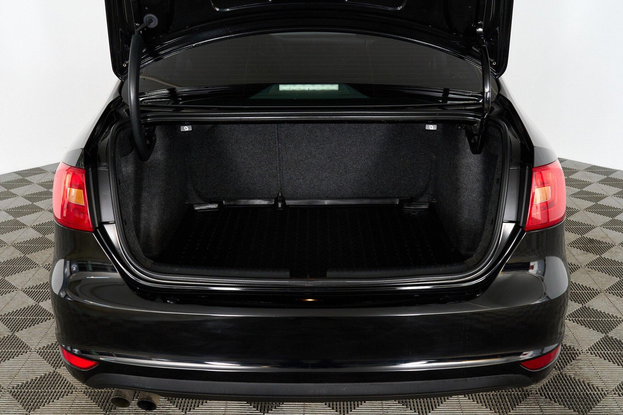 Volkswagen Jetta 2012, черный