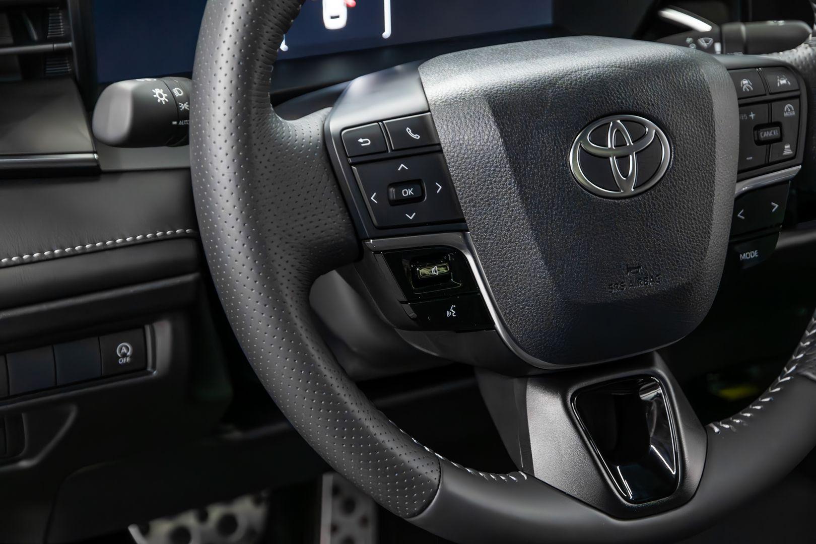Toyota Camry 2024, черный
