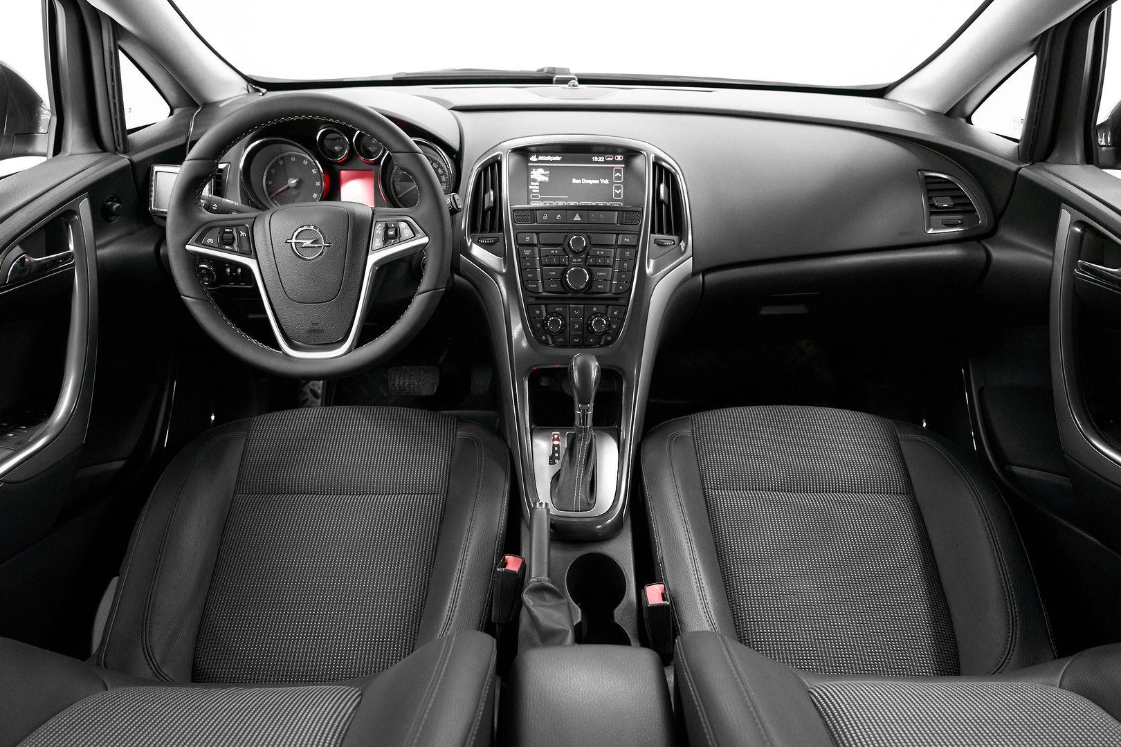 Opel Astra 2012, серый