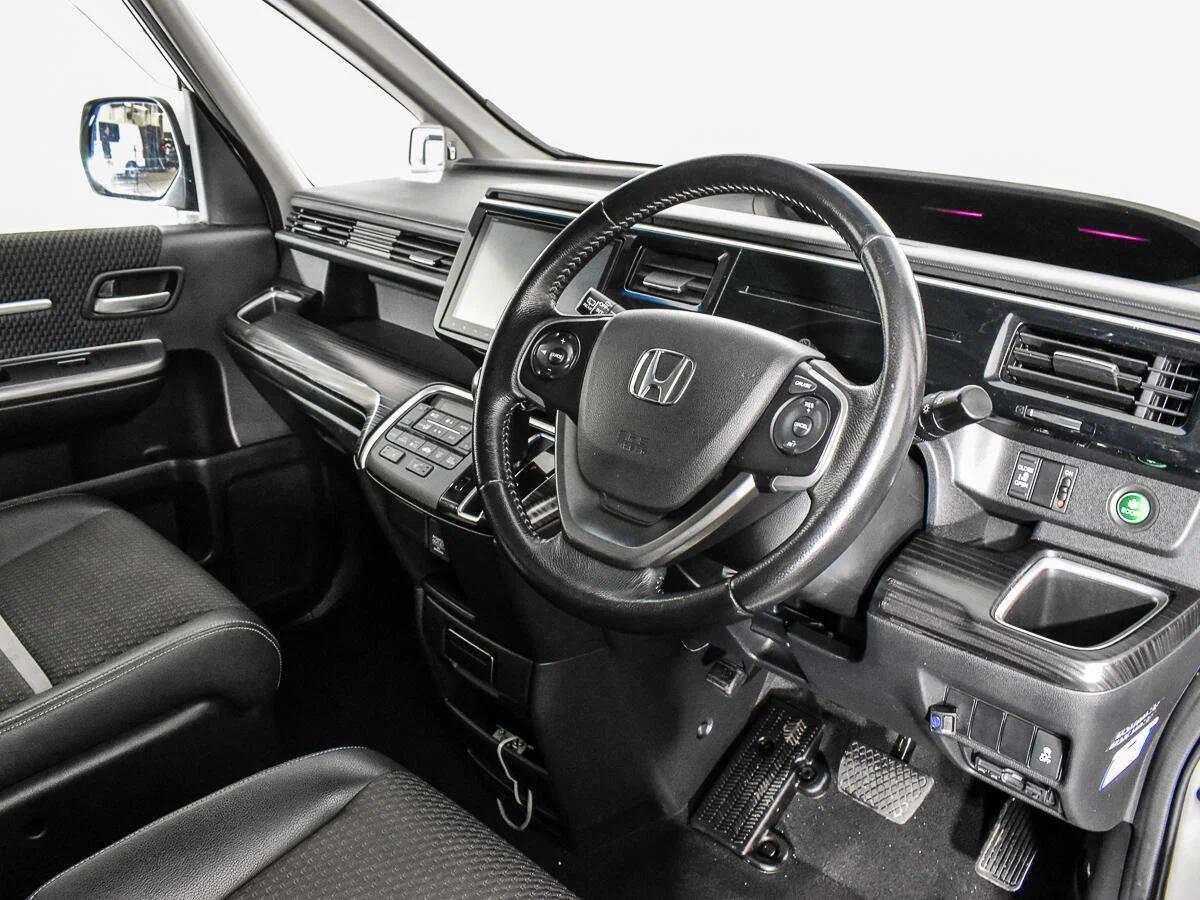 Honda Stepwgn 2017, белый