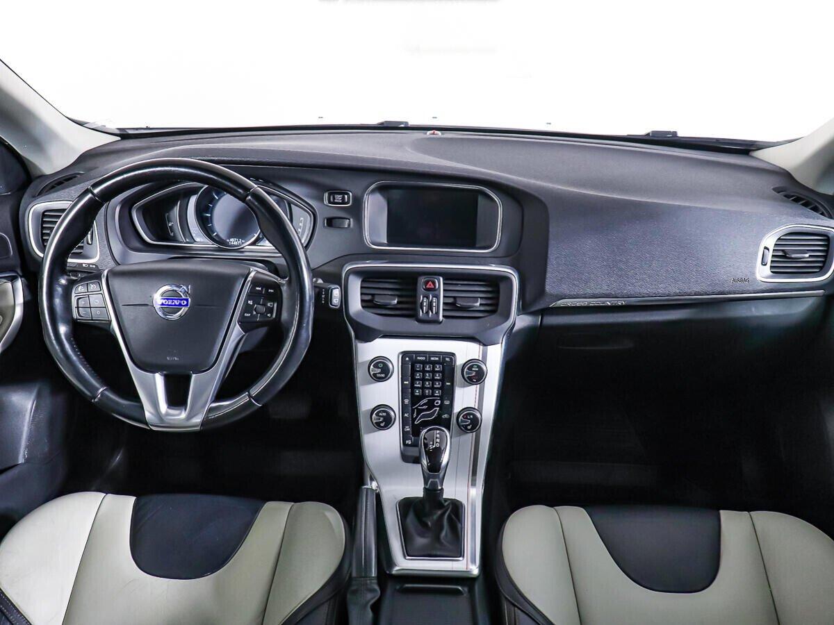 Volvo V40 Cross Country 2015, белый