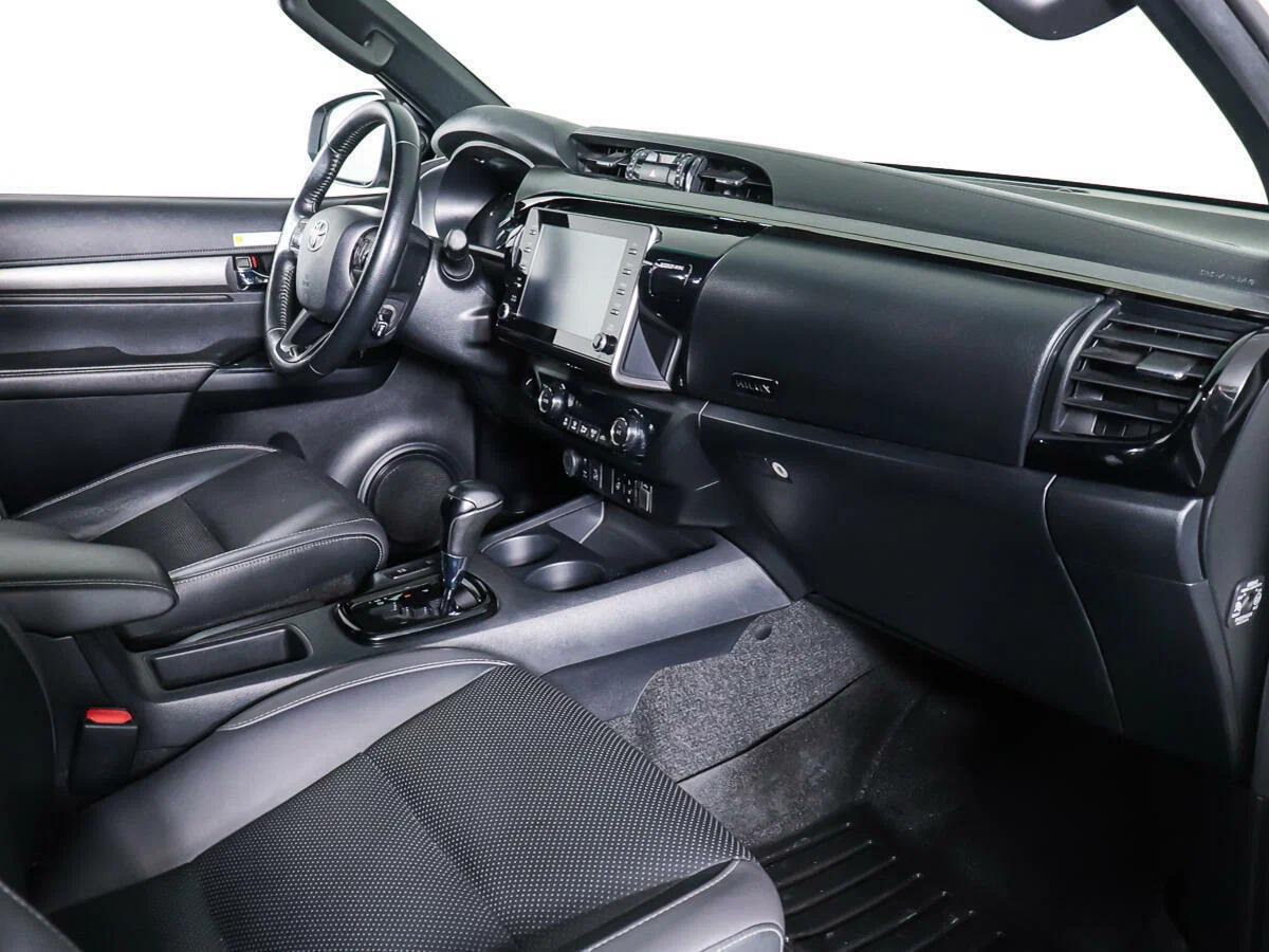 Toyota Hilux 2020, белый