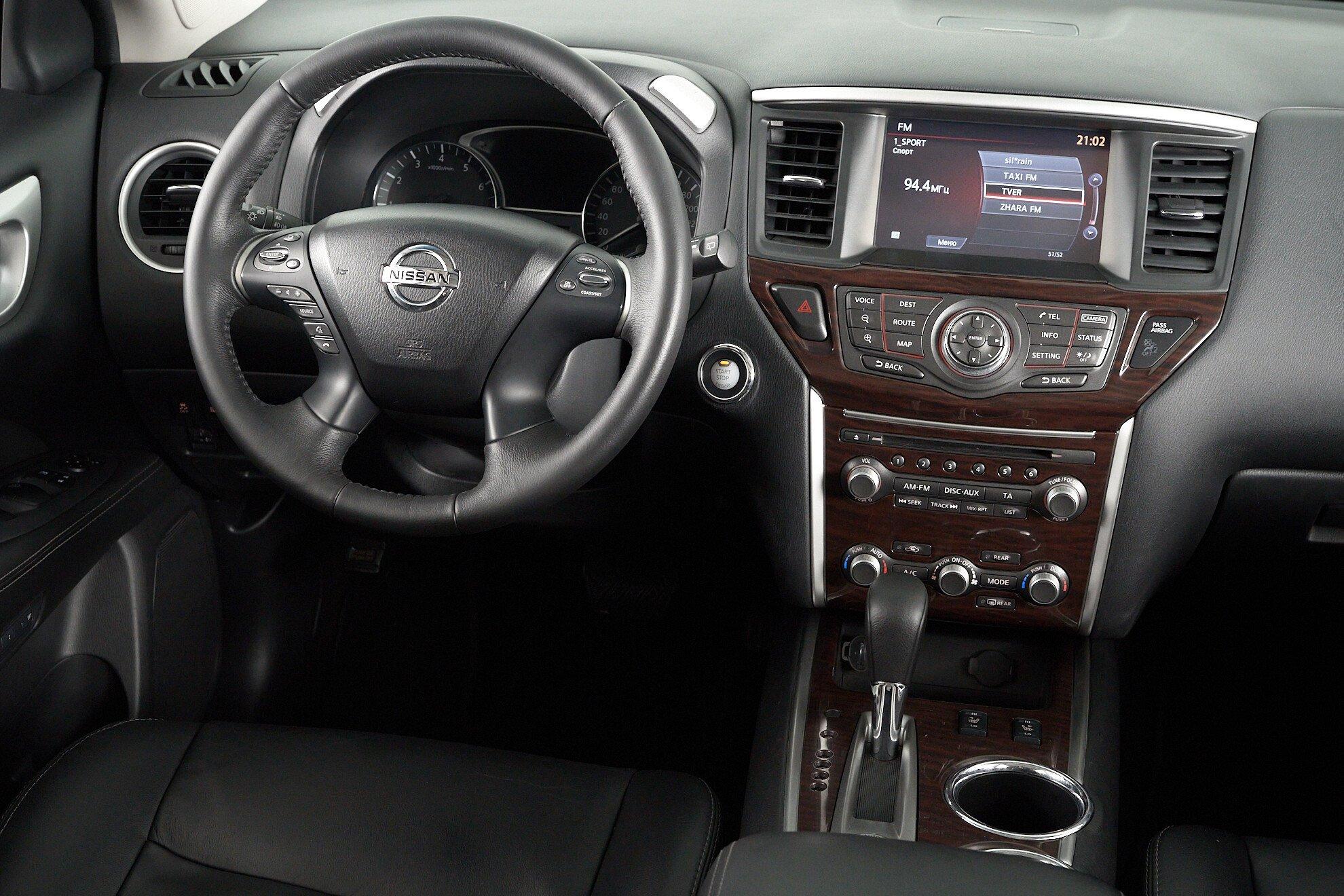 Nissan Pathfinder 2015, черный