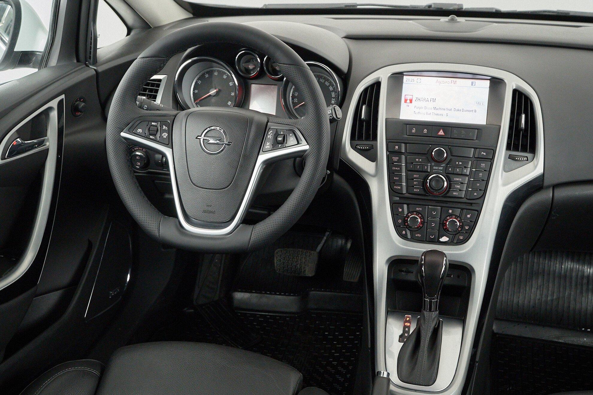 Opel Astra 2014, белый