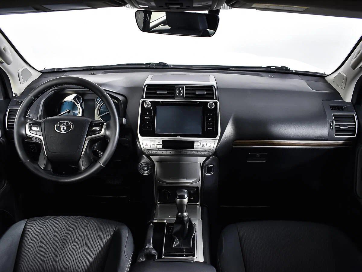 Toyota Land Cruiser Prado 2017, белый