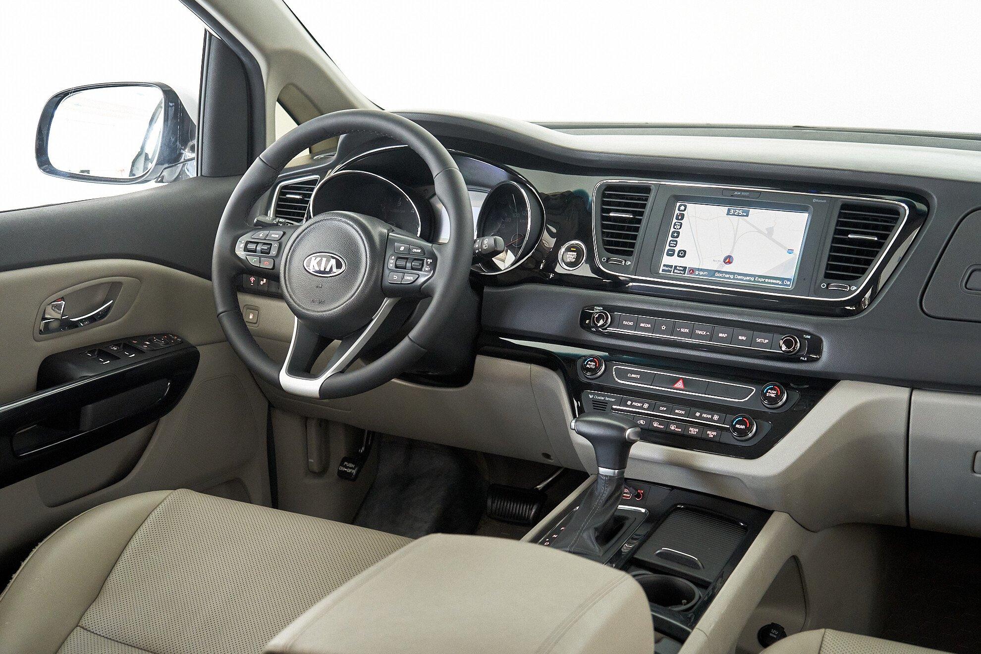 Kia Carnival 2017, белый