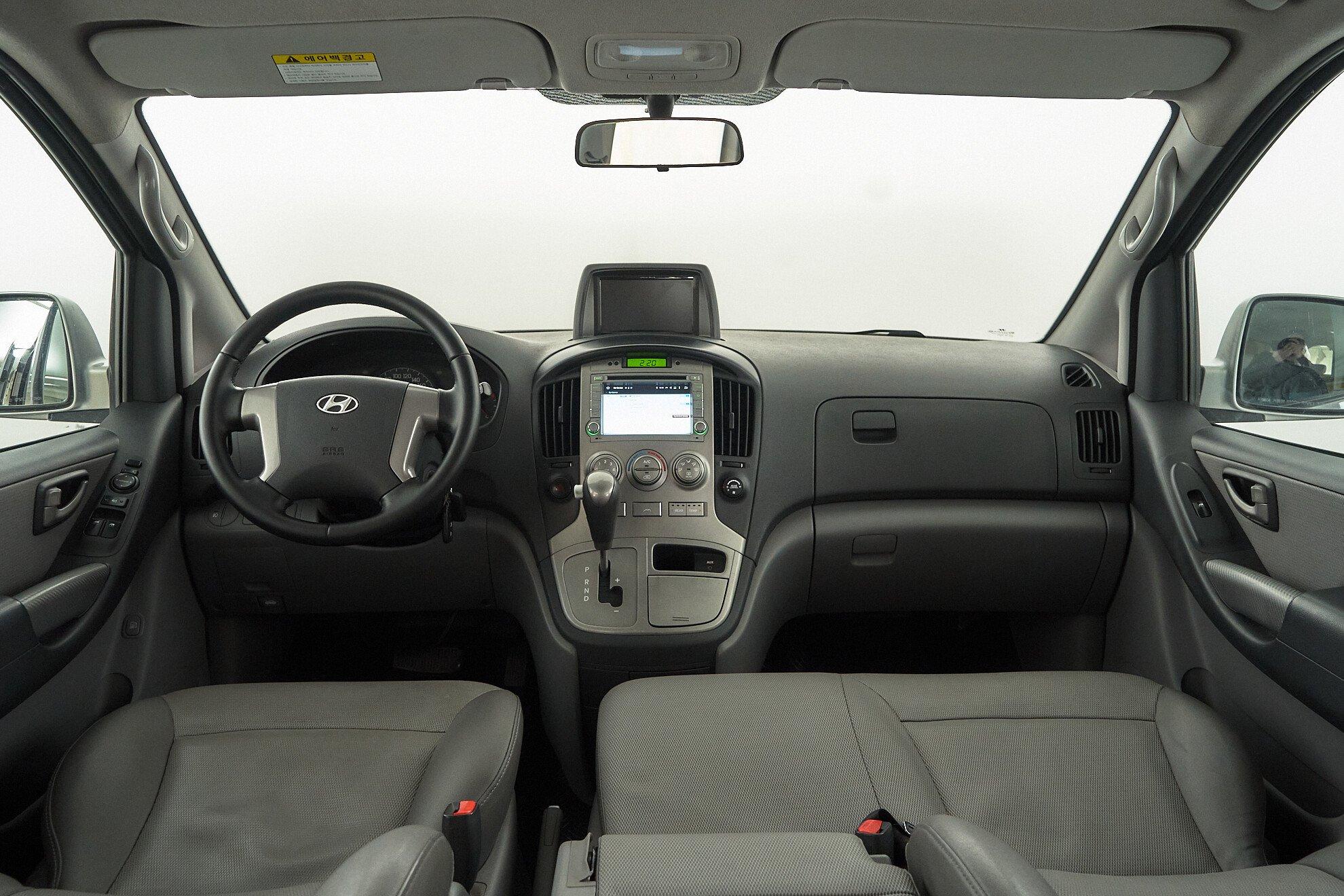 Hyundai Grand Starex 2012, серебряный
