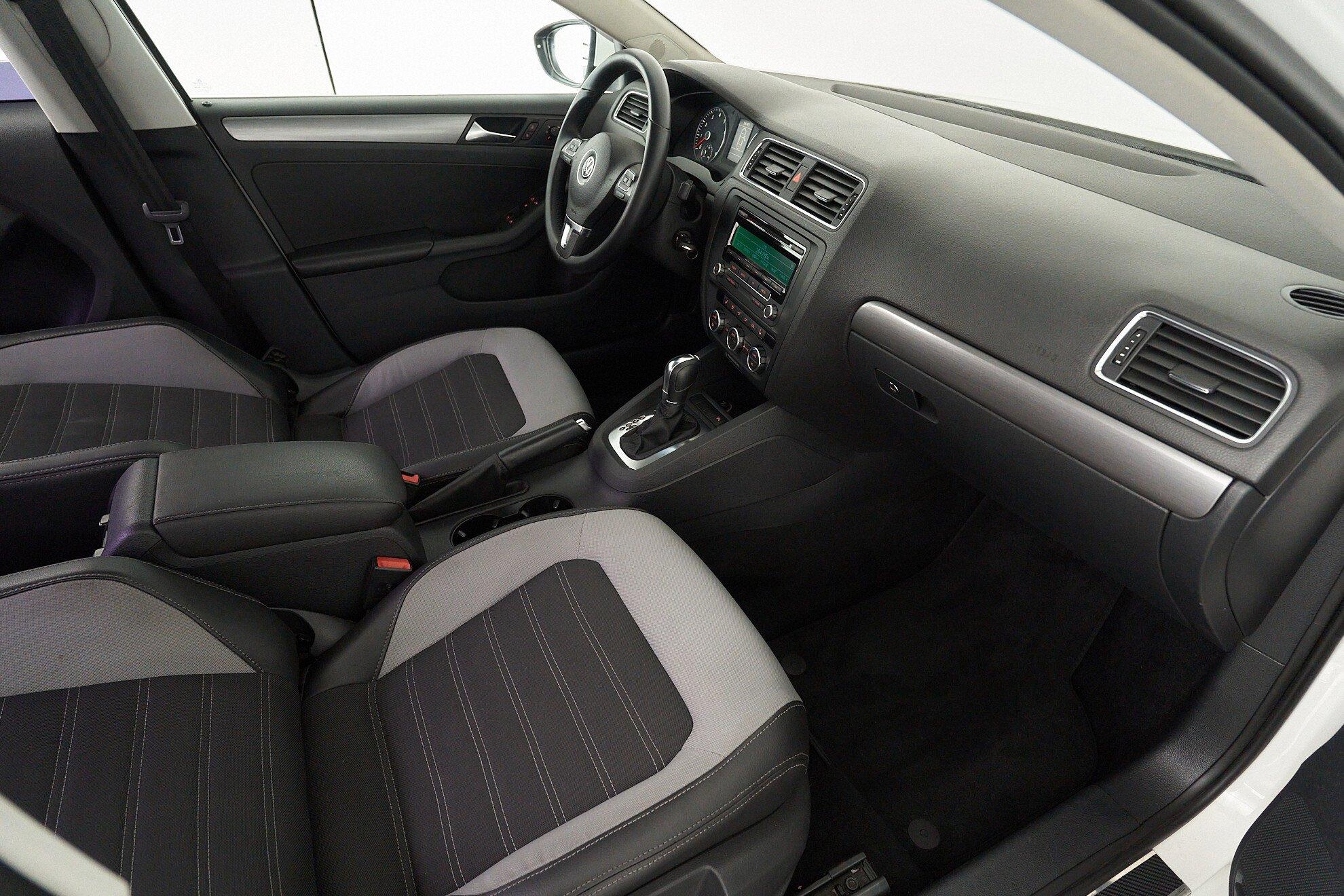 Volkswagen Jetta 2013, белый