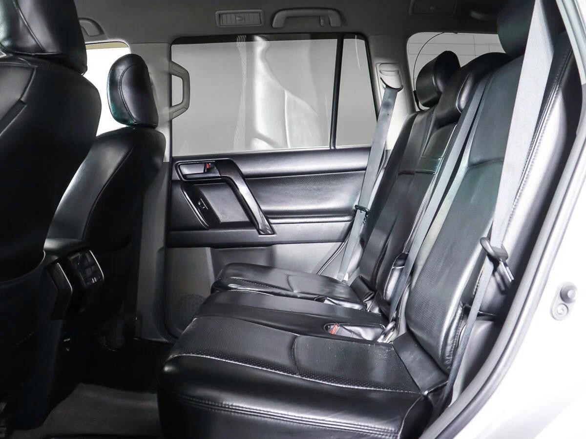 Toyota Land Cruiser Prado 2012, серебряный