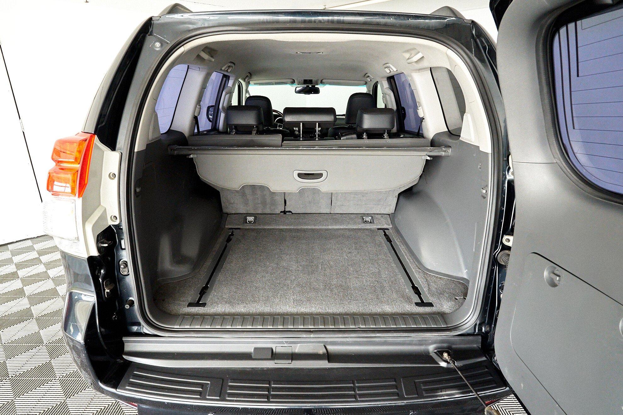 Toyota Land Cruiser Prado 2011, серый
