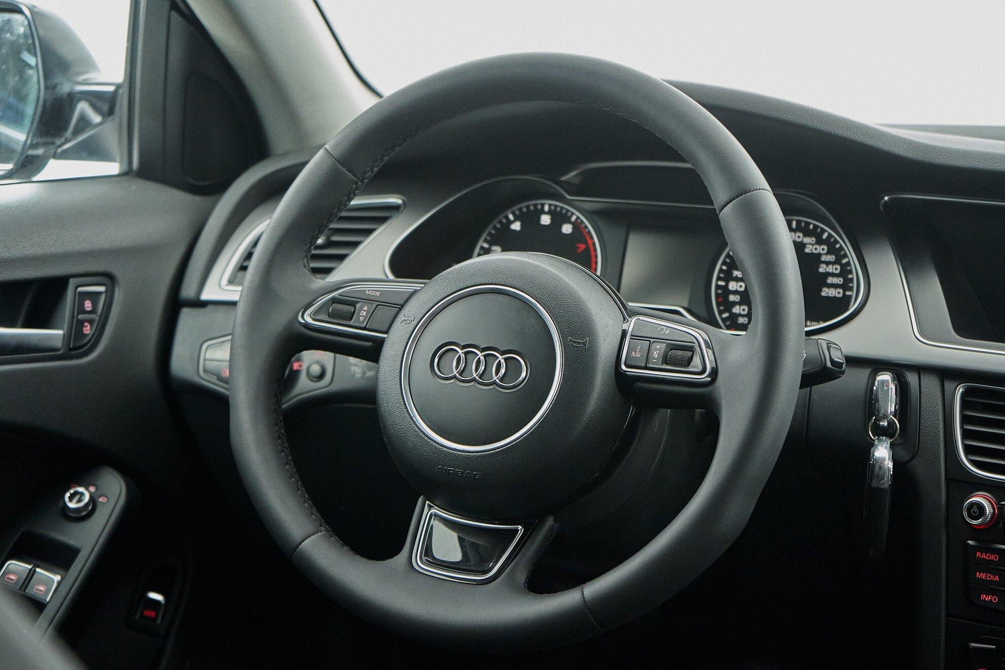 Audi A4 2014, черный