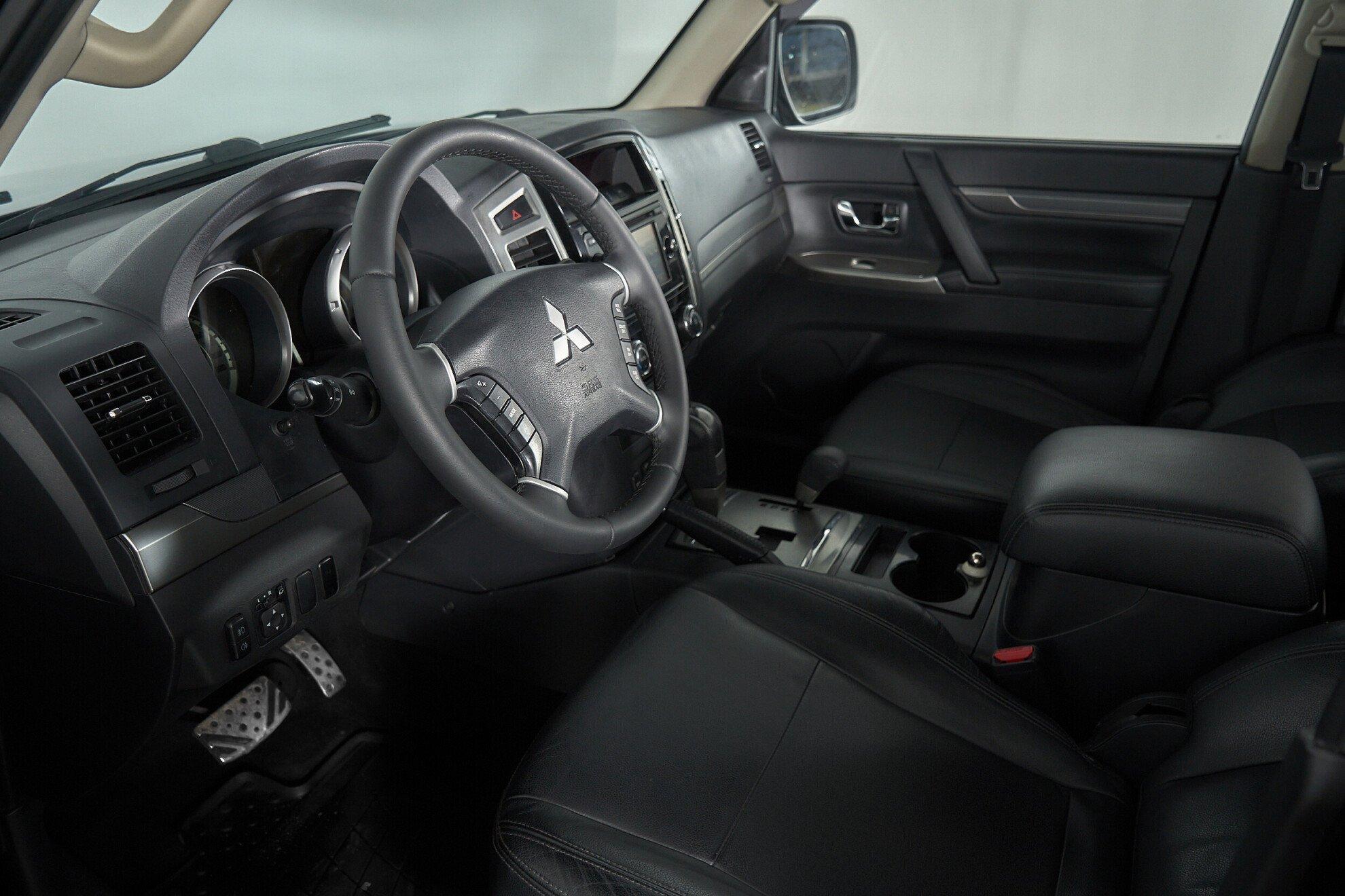 Mitsubishi Pajero 2017, черный