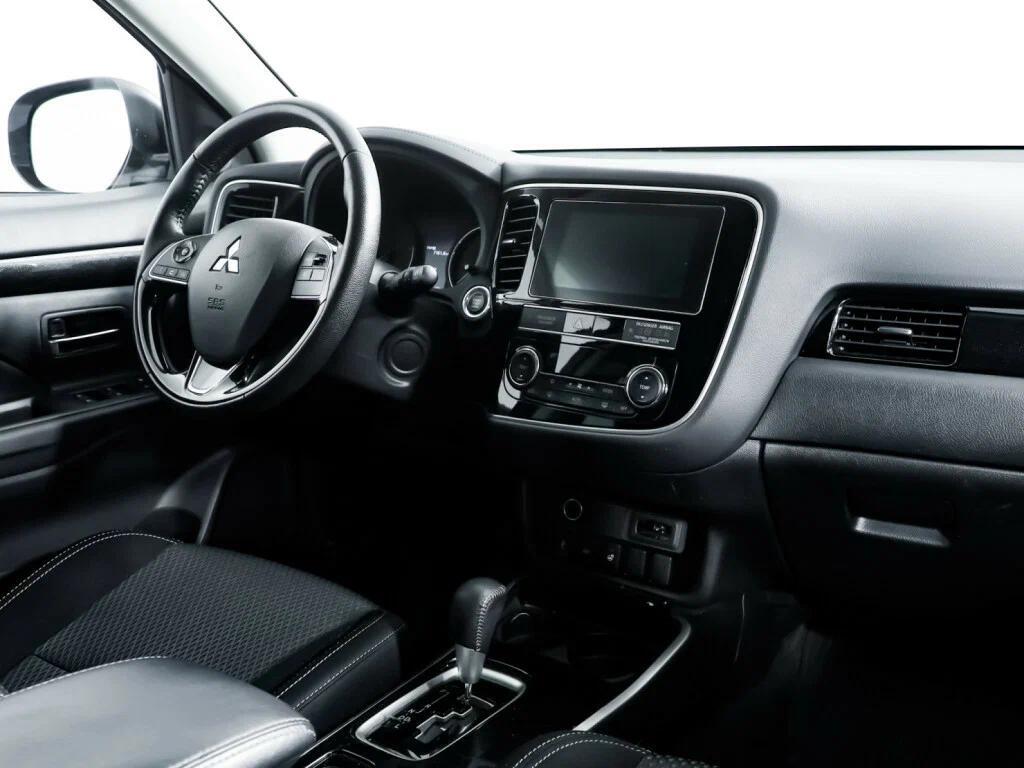 Mitsubishi Outlander 2019, белый