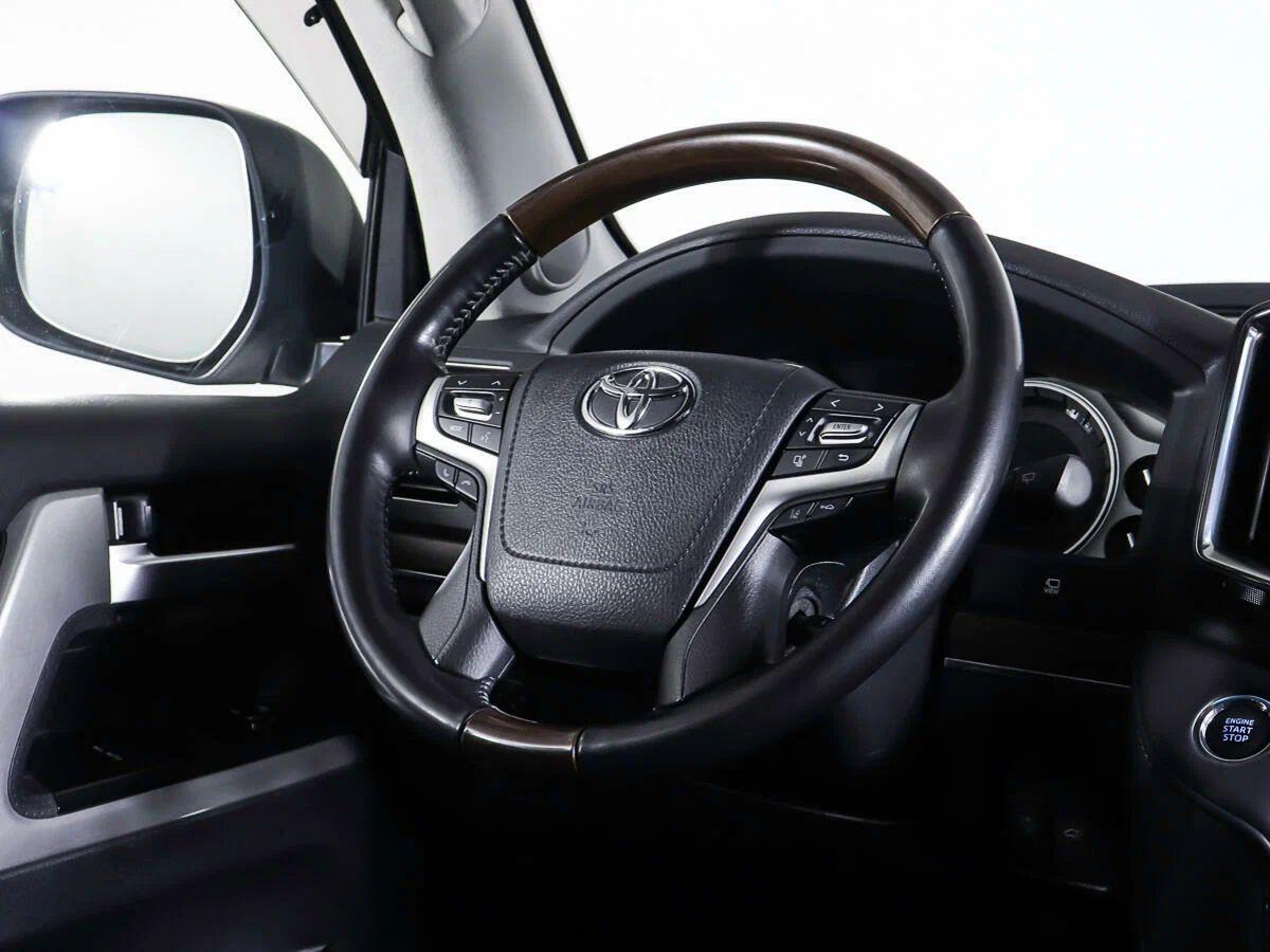 Toyota Land Cruiser 2018, белый