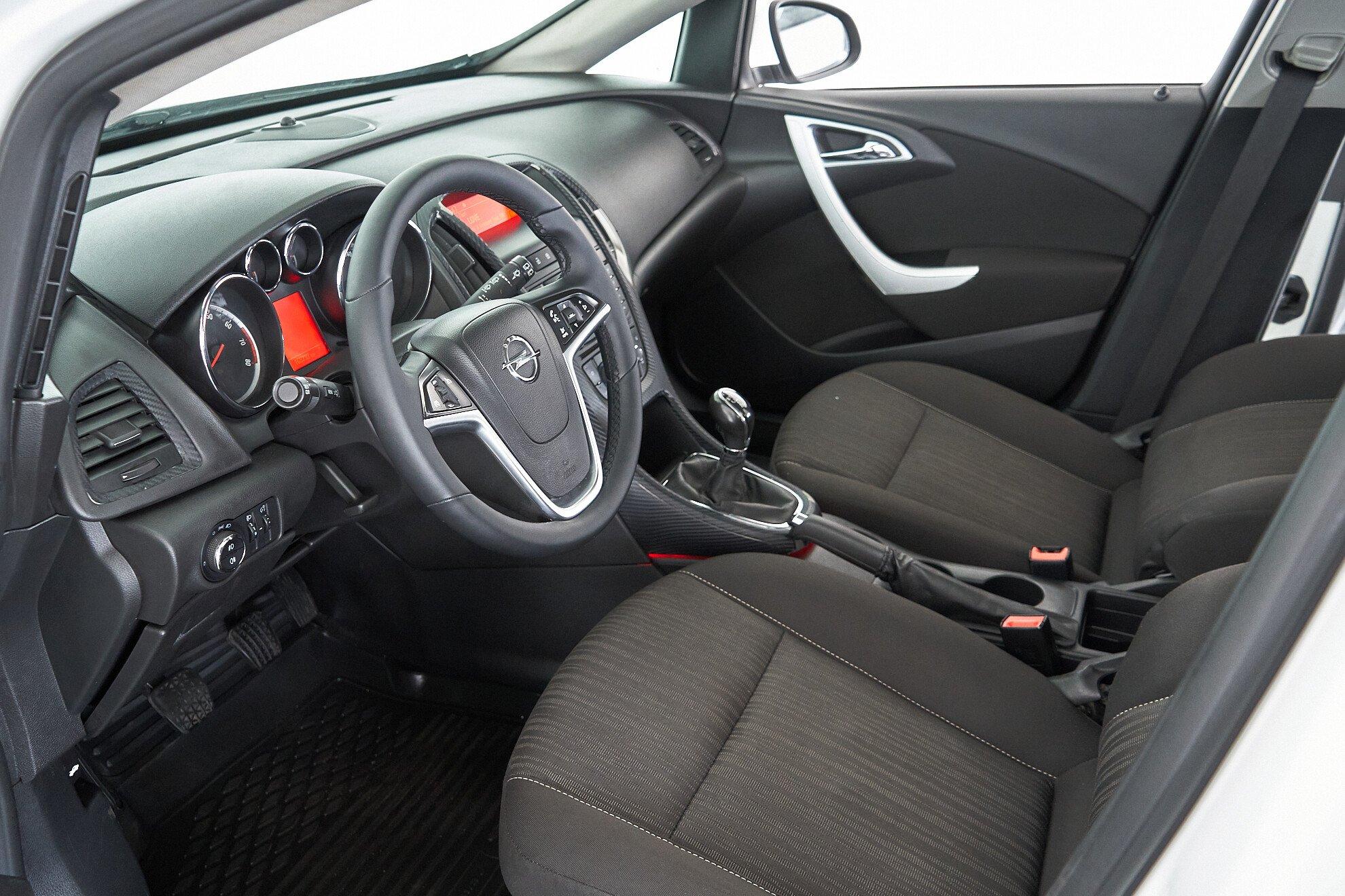 Opel Astra 2012, белый