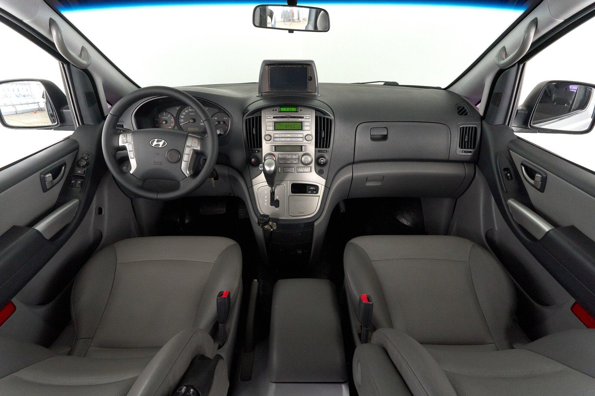 Hyundai Grand Starex 2012, серебряный
