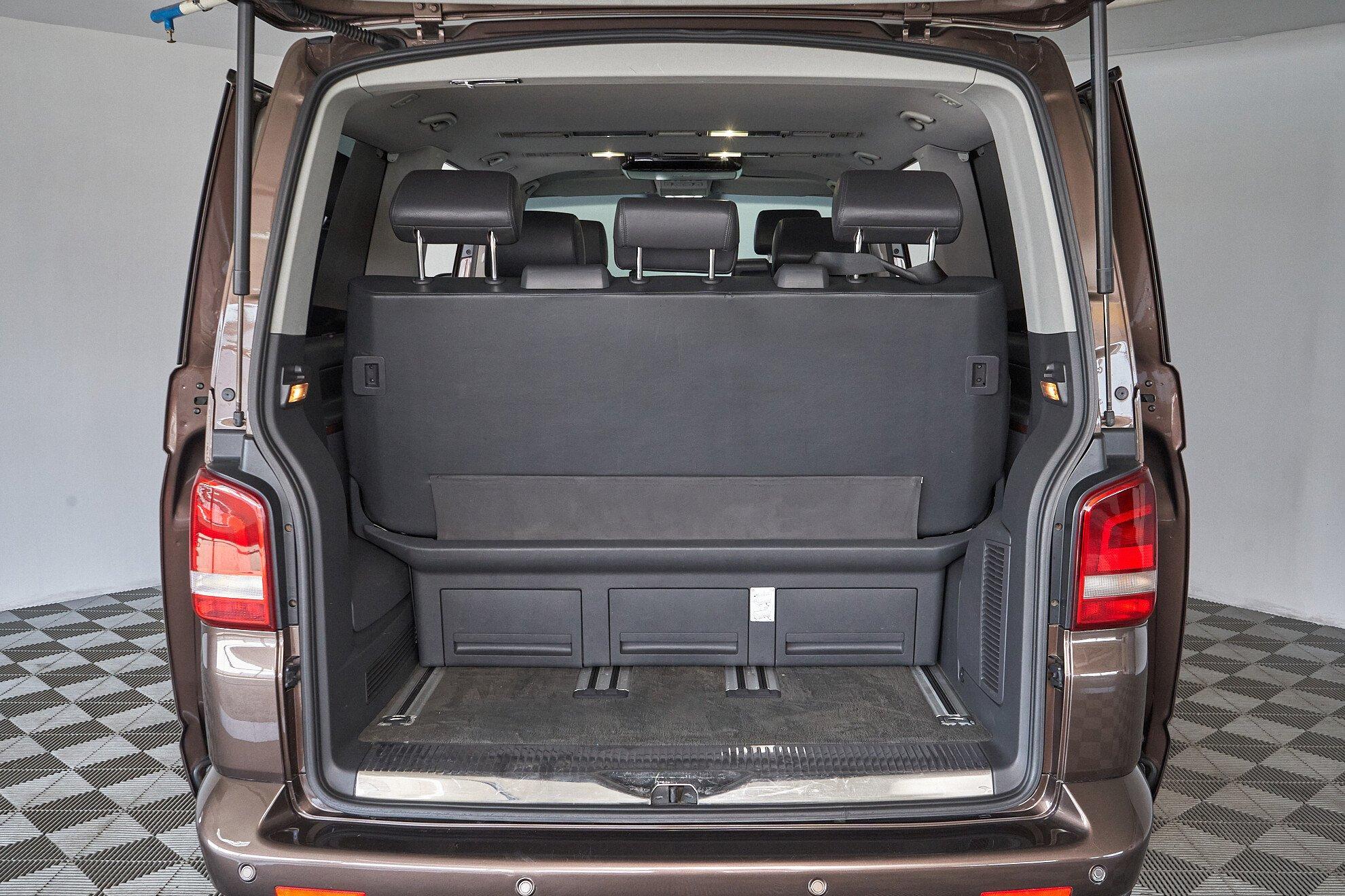 Volkswagen Multivan 2010, коричневый