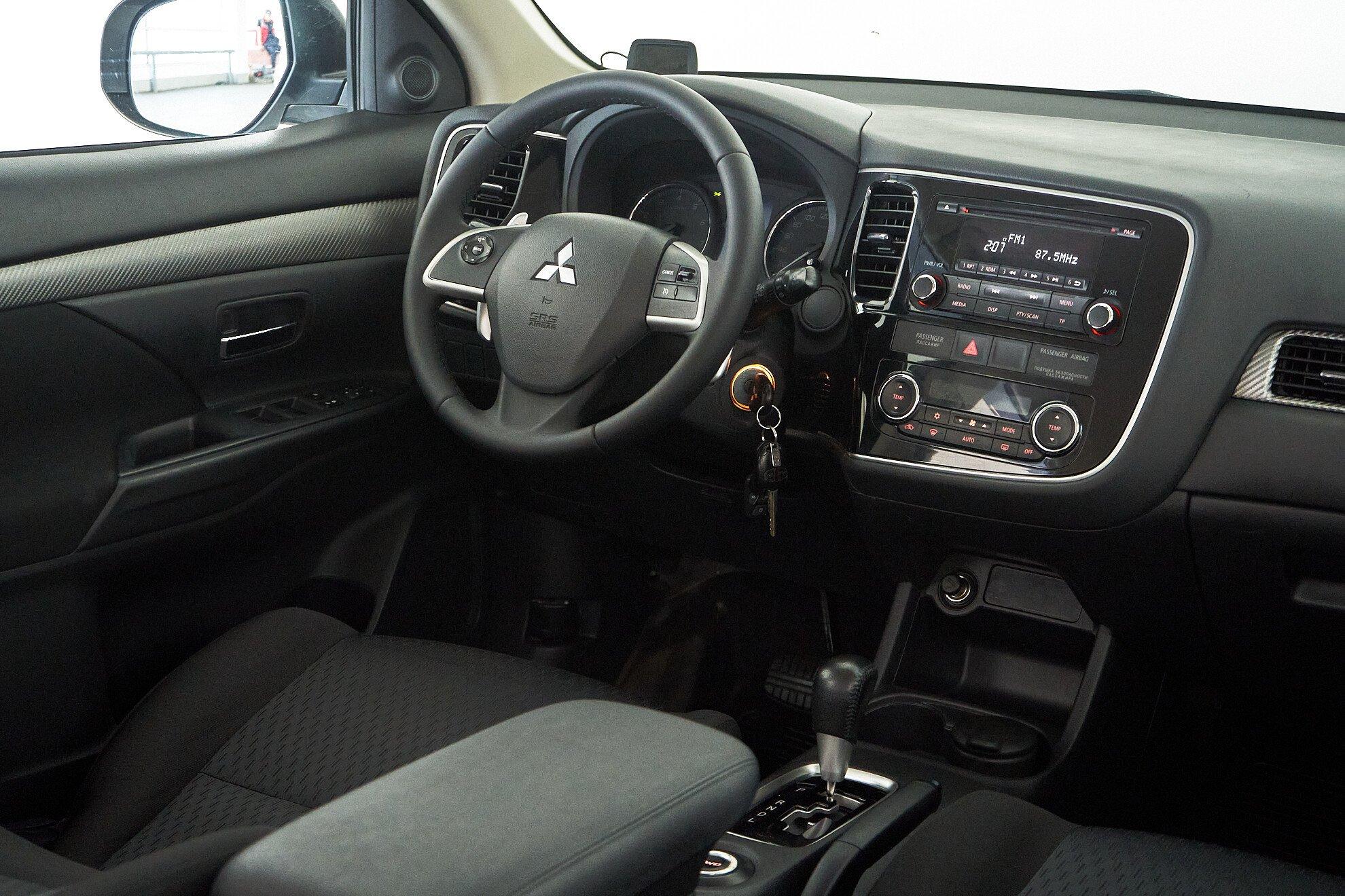 Mitsubishi Outlander 2013, белый
