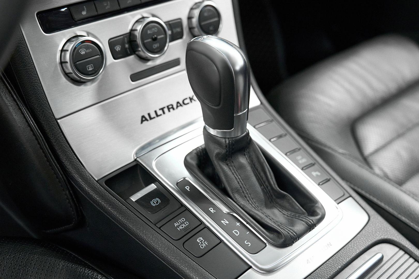 Volkswagen Passat 2012, серебряный