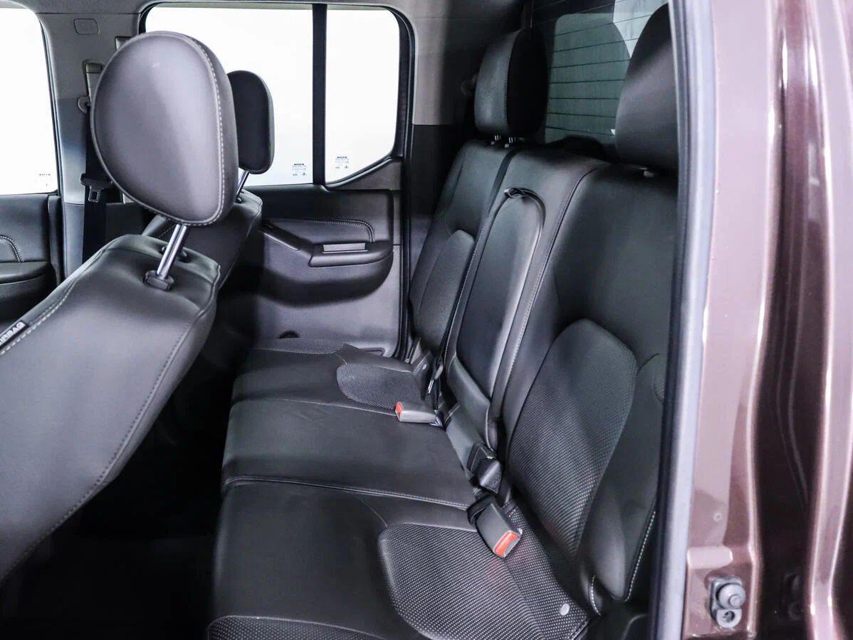 Nissan Navara (Frontier) 2012, коричневый