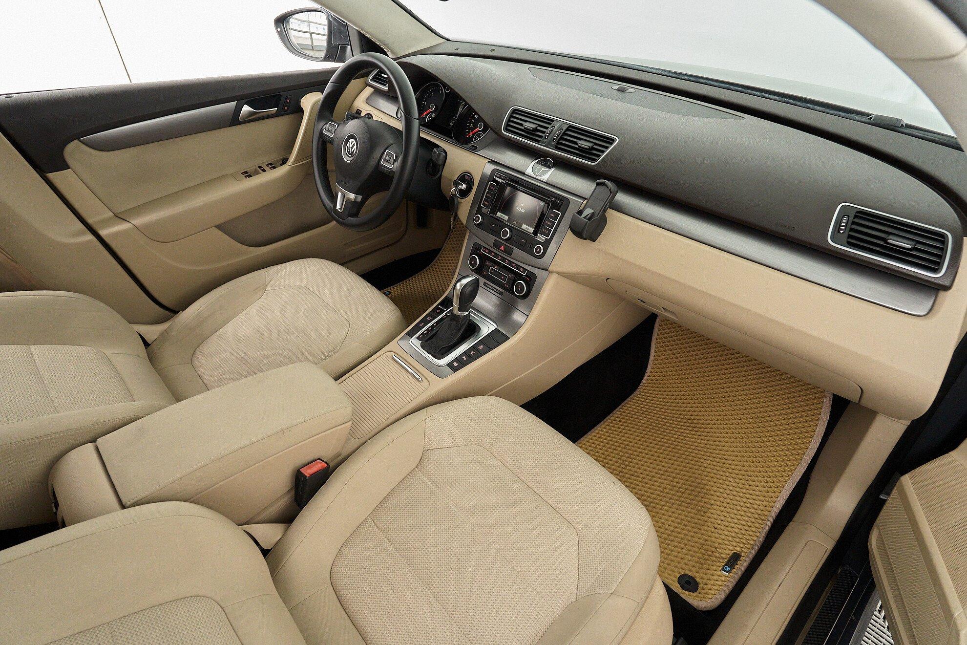 Volkswagen Passat 2012, серый