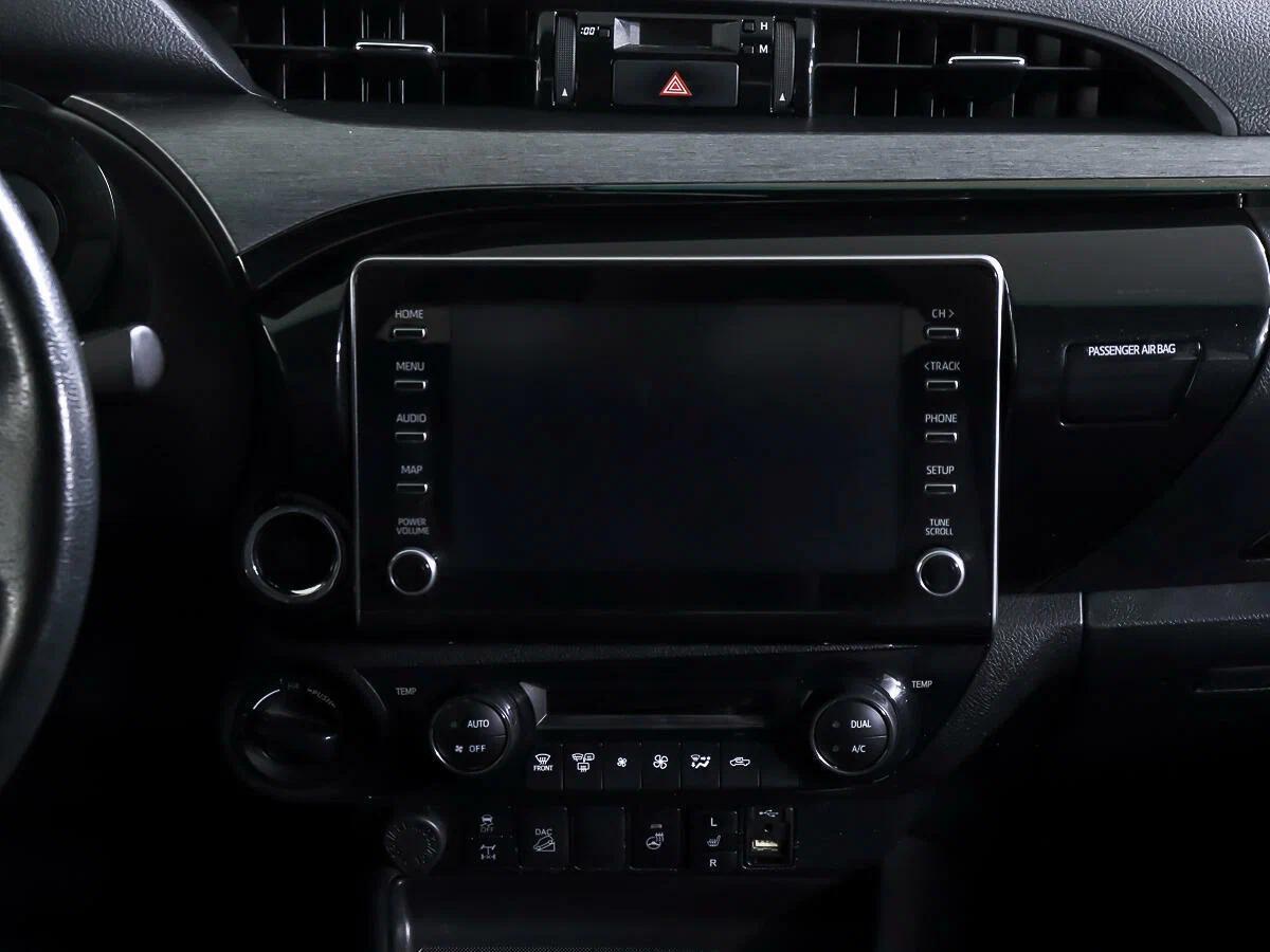 Toyota Hilux 2024, белый