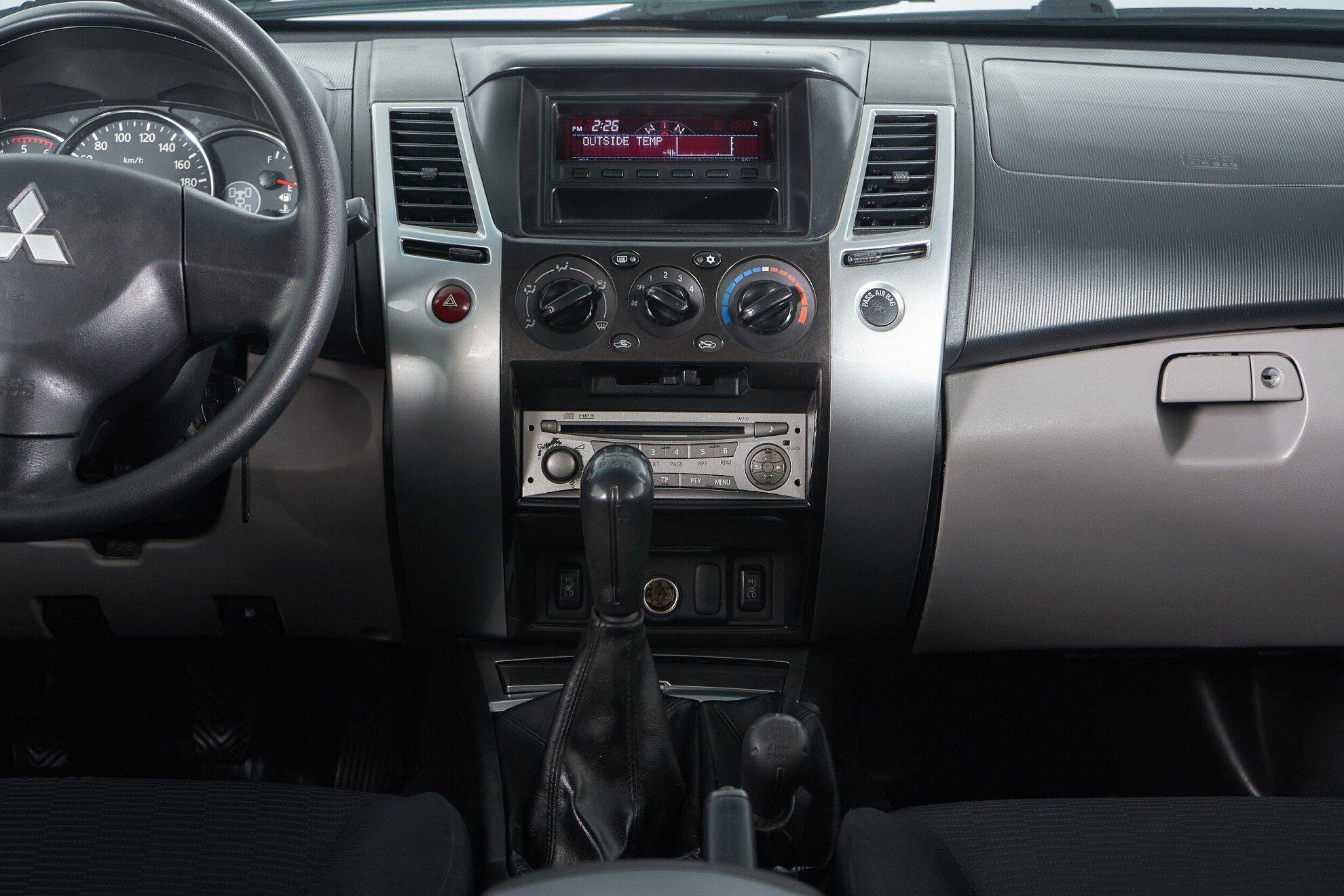 Mitsubishi Pajero Sport 2012, черный