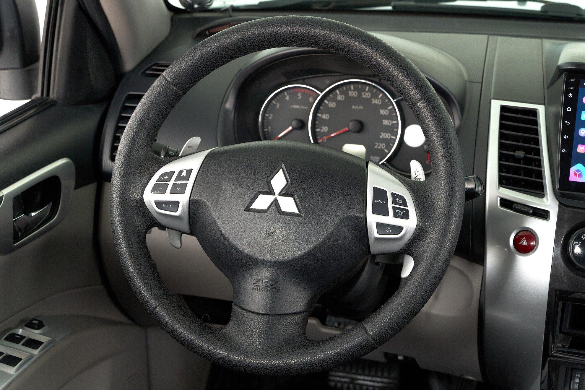 Mitsubishi Pajero Sport 2010, серебряный