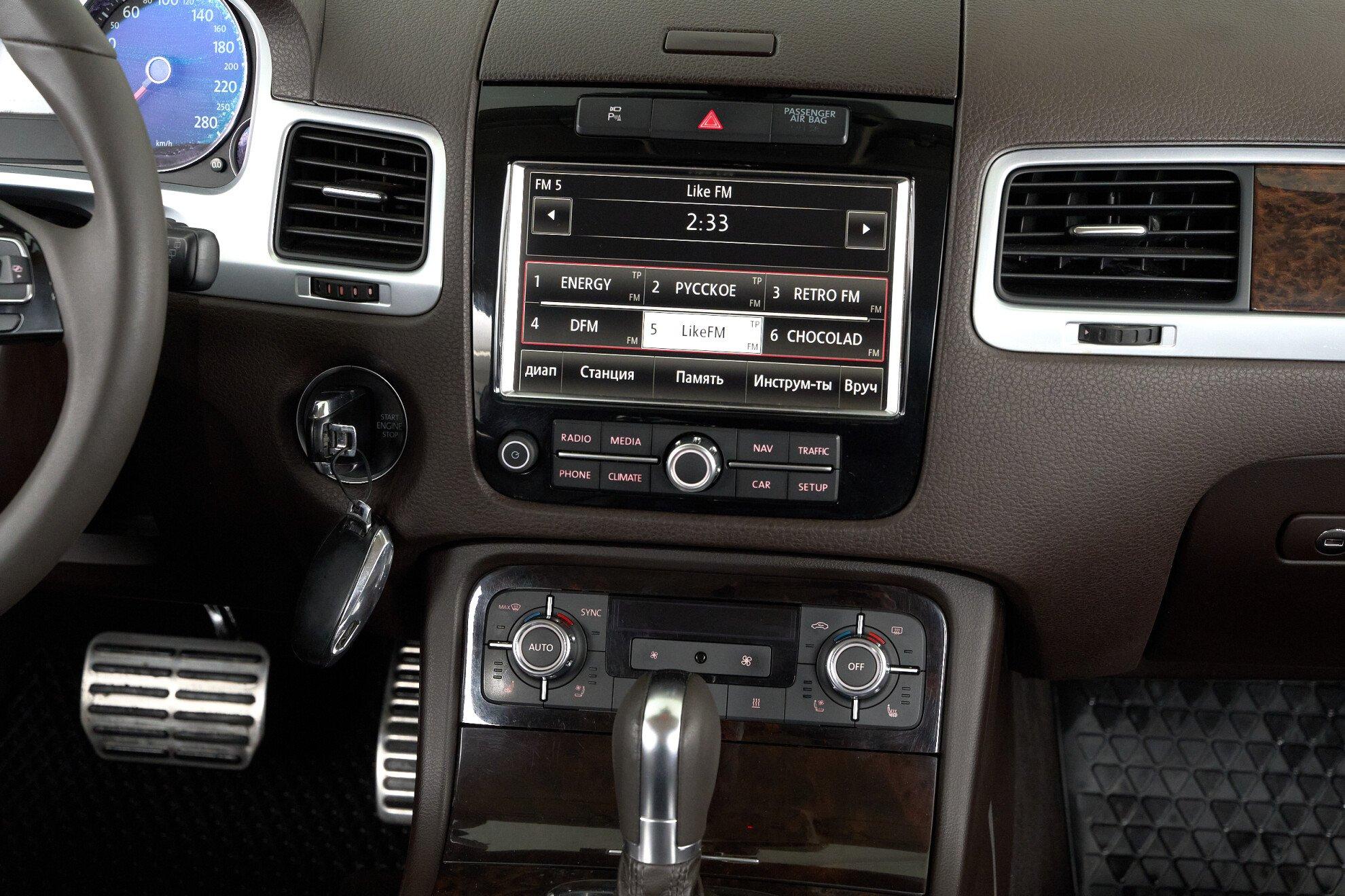 Volkswagen Touareg 2011, коричневый