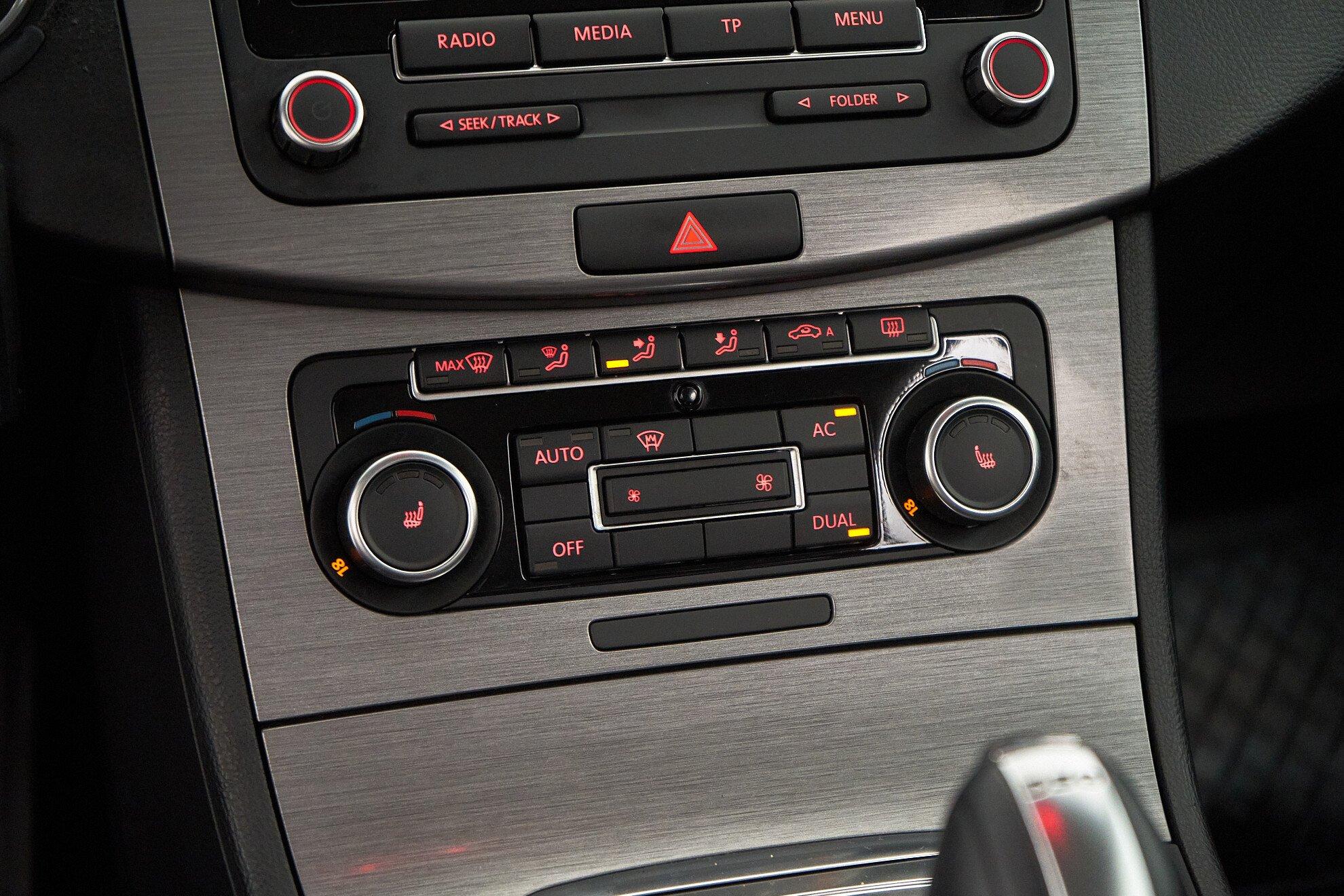 Volkswagen Passat 2011, серый
