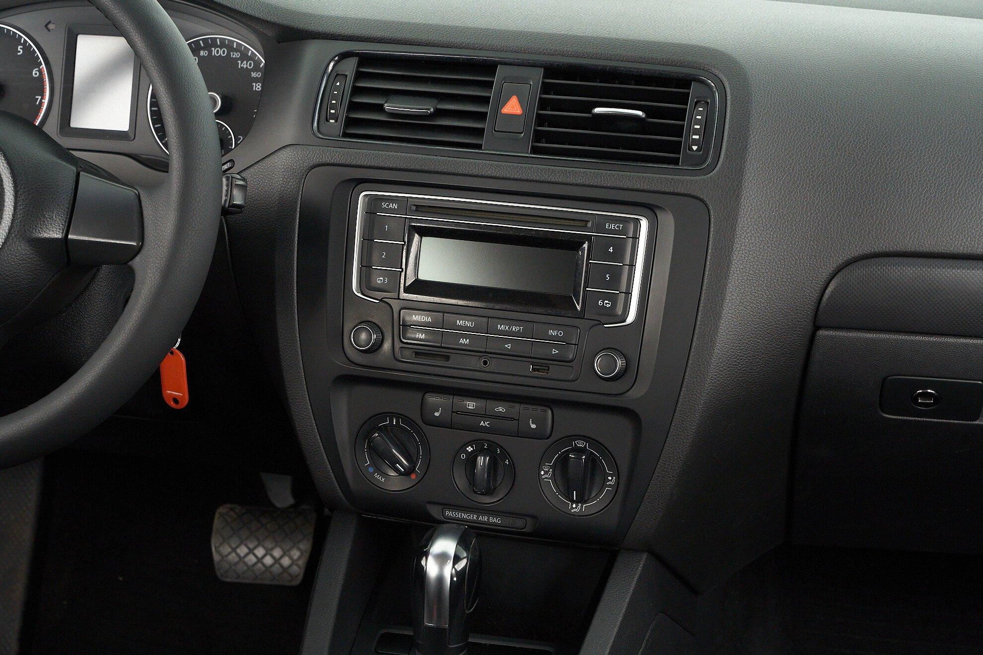 Volkswagen Jetta 2013, черный