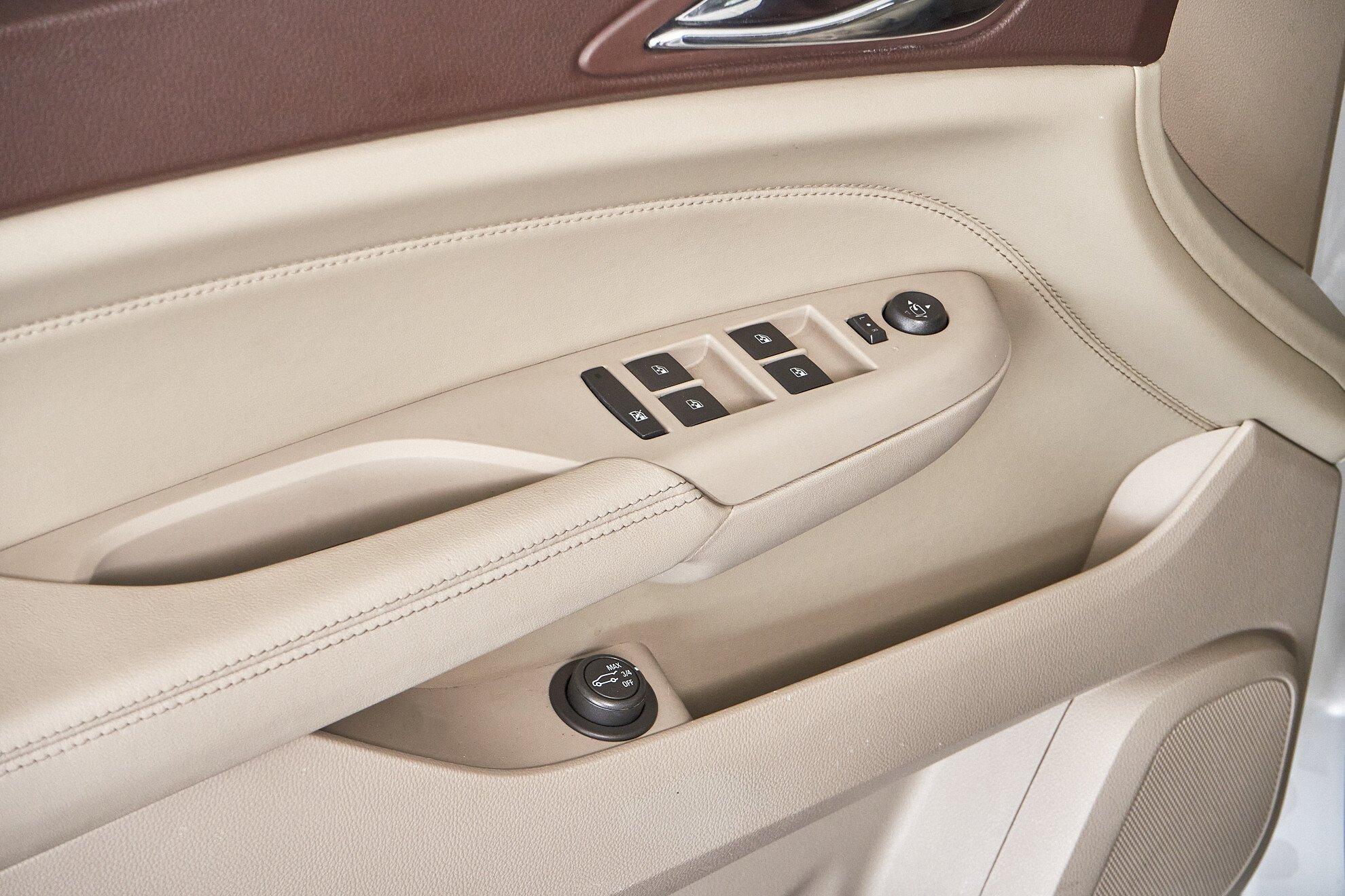 Cadillac SRX 2011, белый