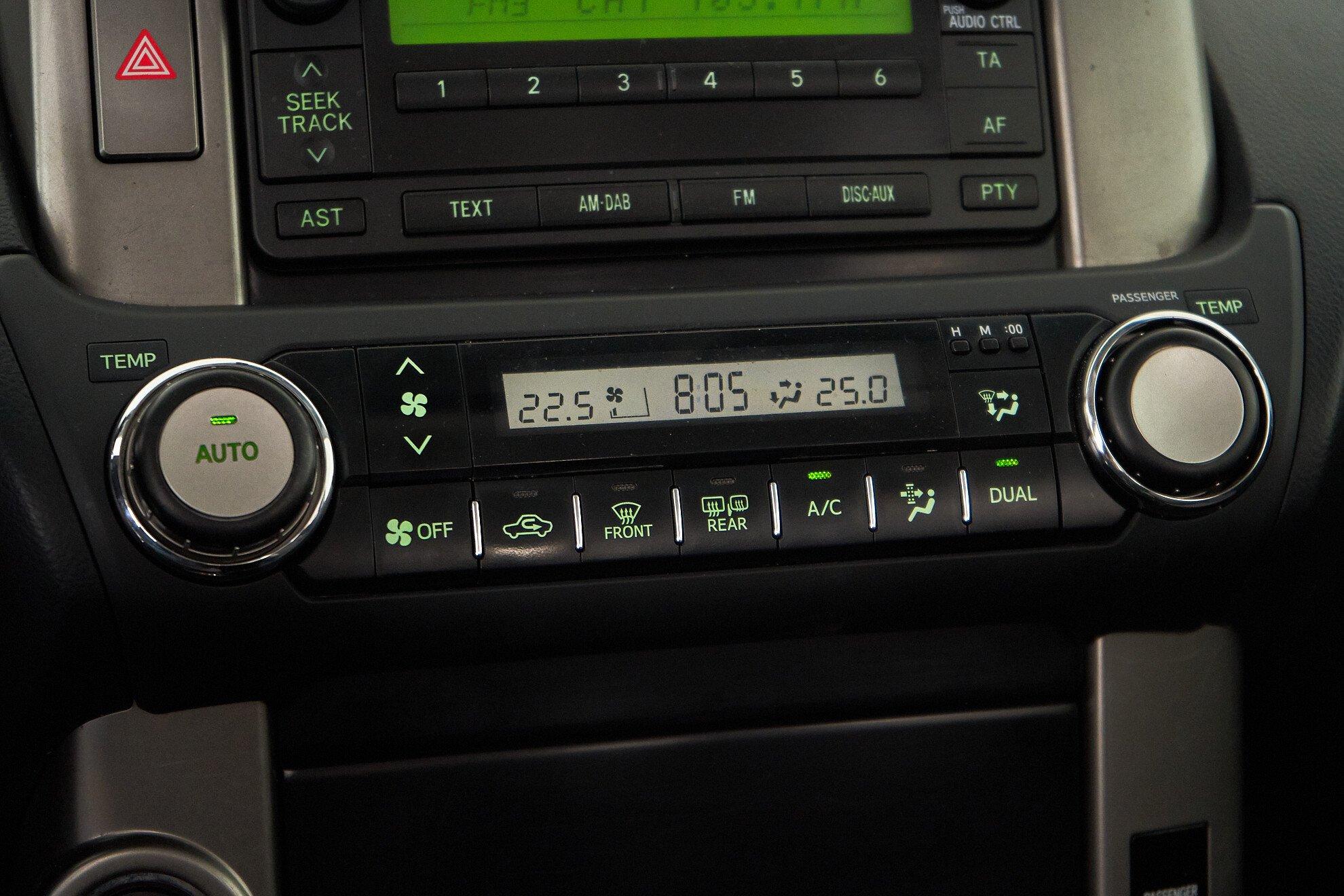 Toyota Land Cruiser Prado 2010, серебряный