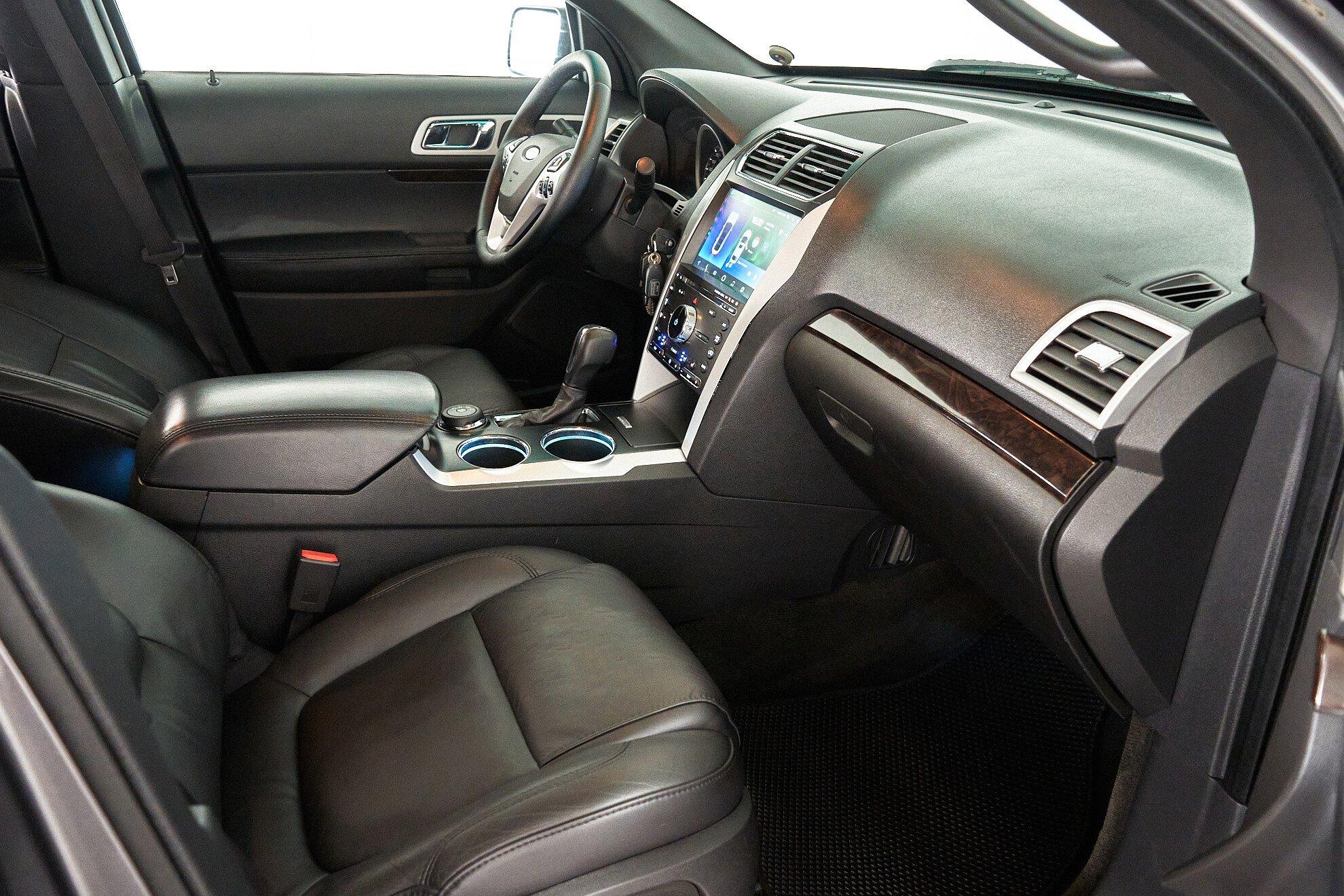 Ford Explorer 2014, серый