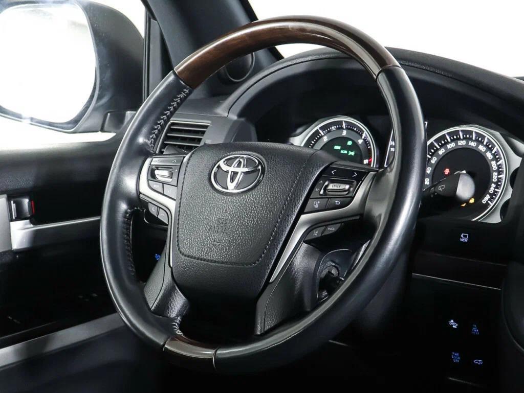 Toyota Land Cruiser 2018, белый
