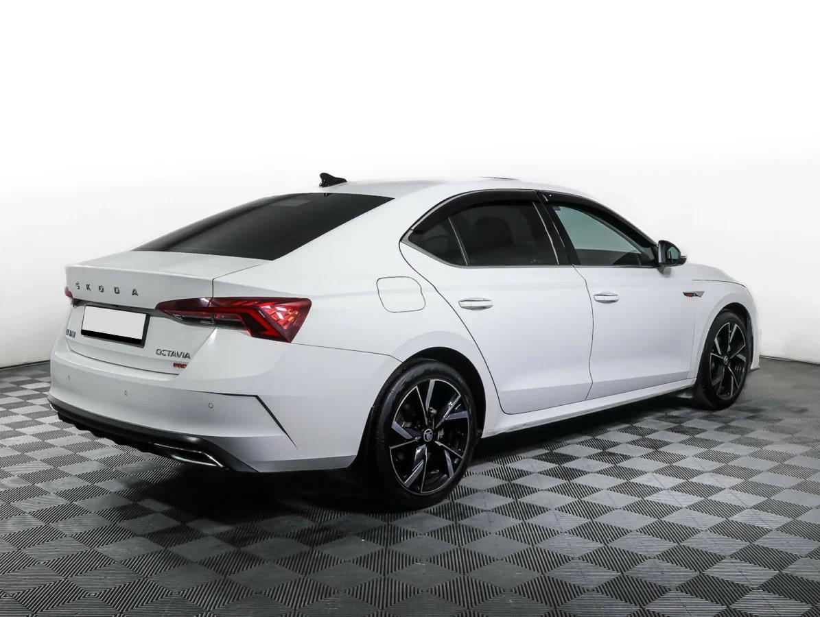 Skoda Octavia 2023, белый