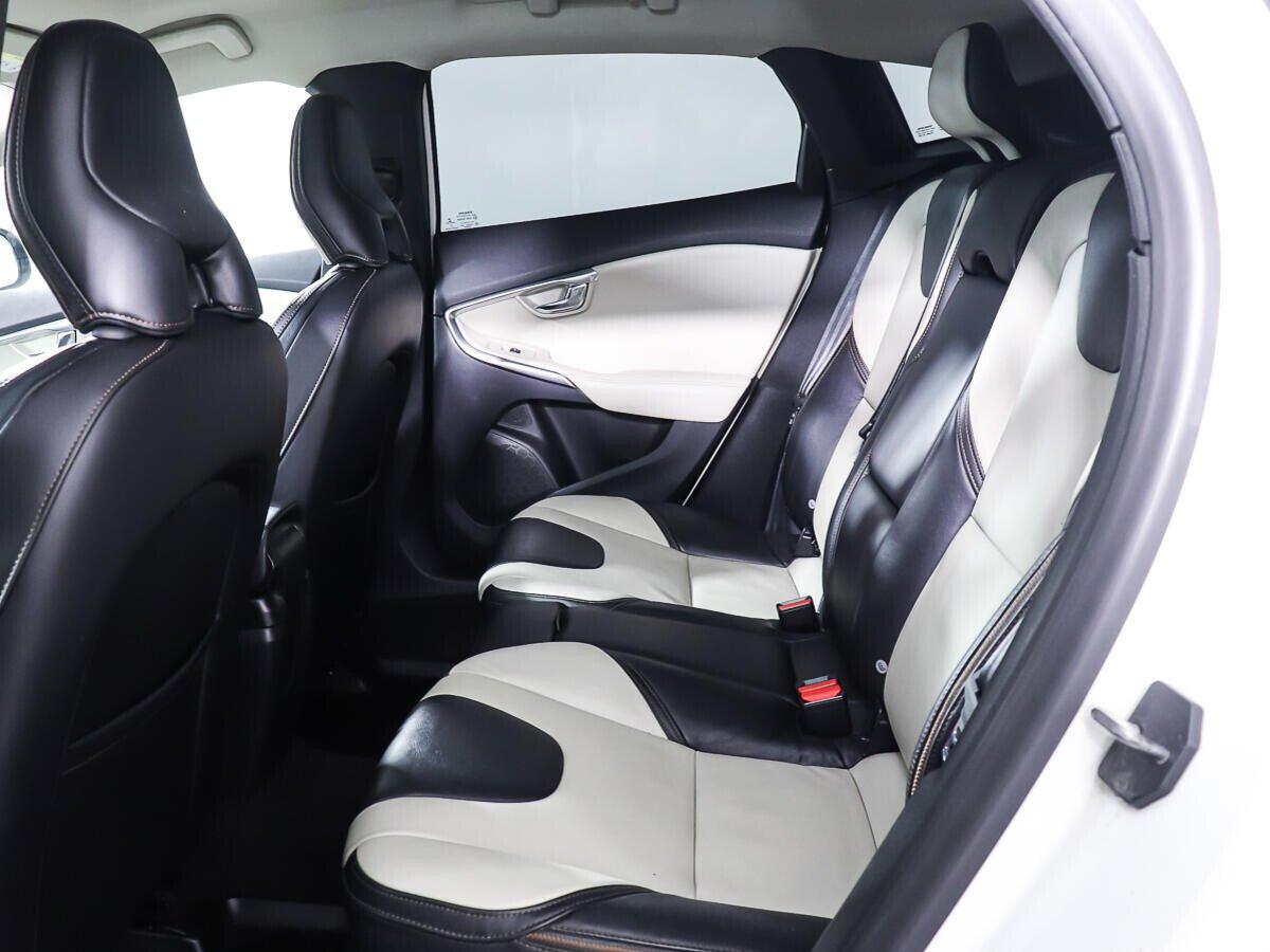 Volvo V40 Cross Country 2015, белый