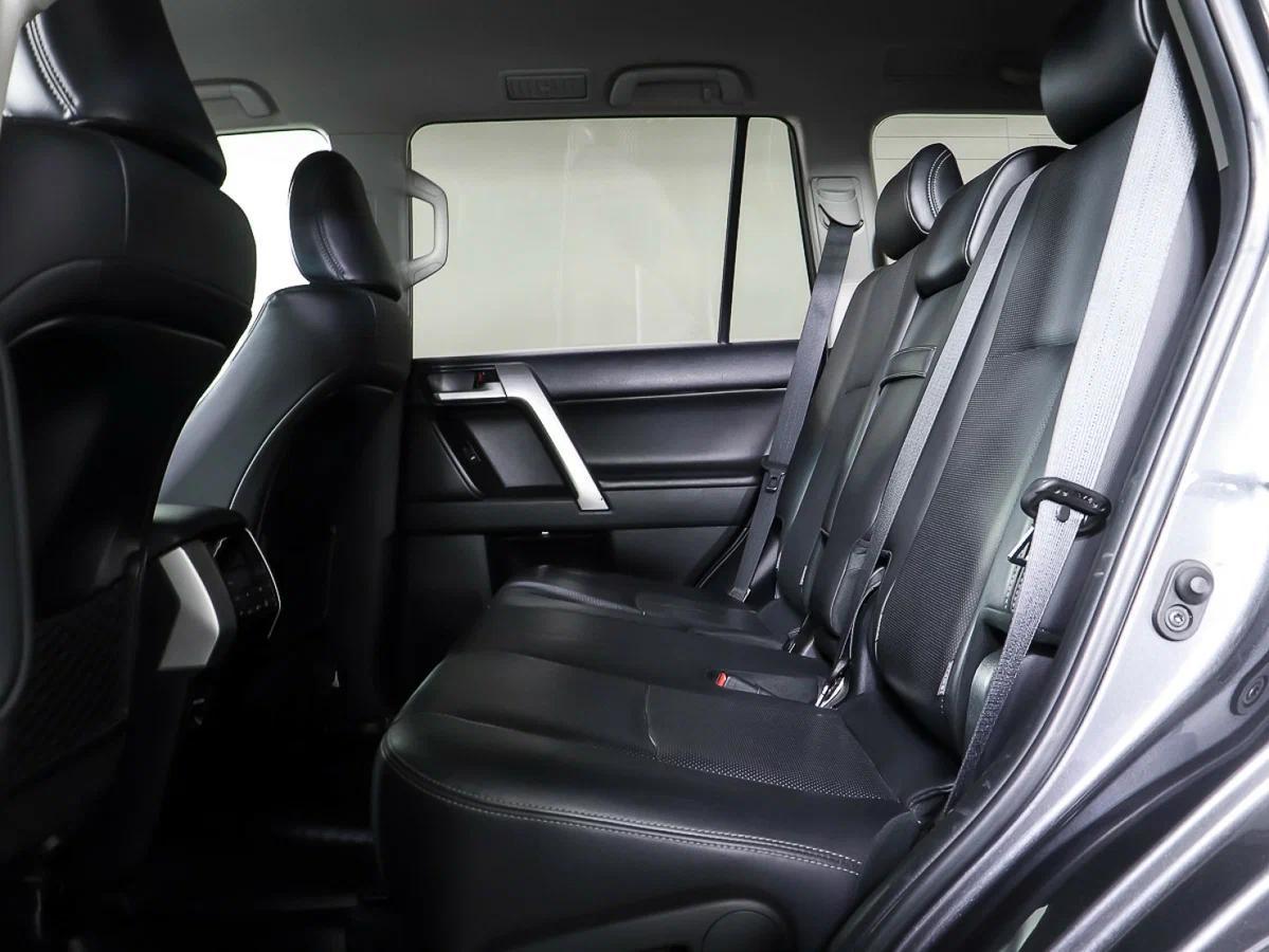 Toyota Land Cruiser Prado 2018, серый