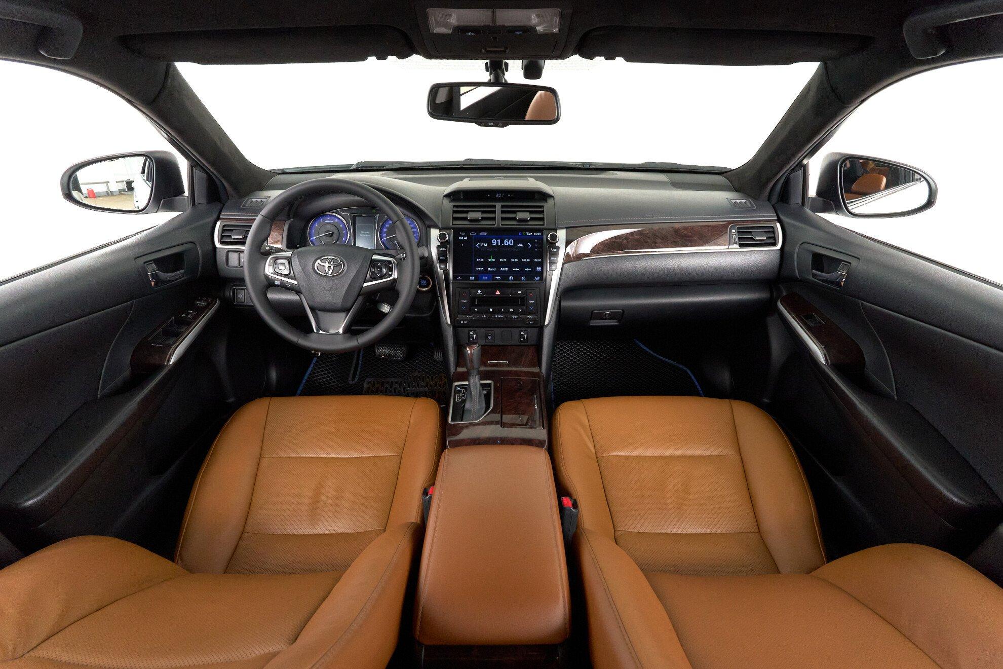 Toyota Camry 2017, белый