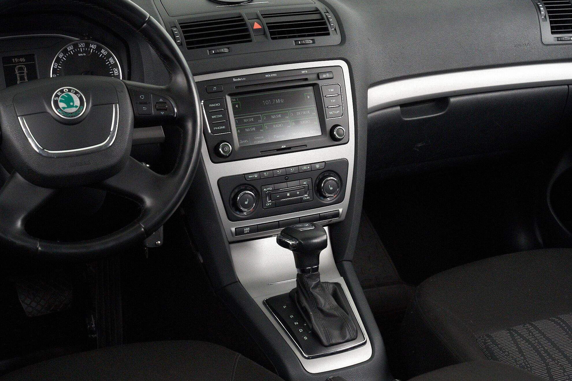 Skoda Octavia 2012, серый
