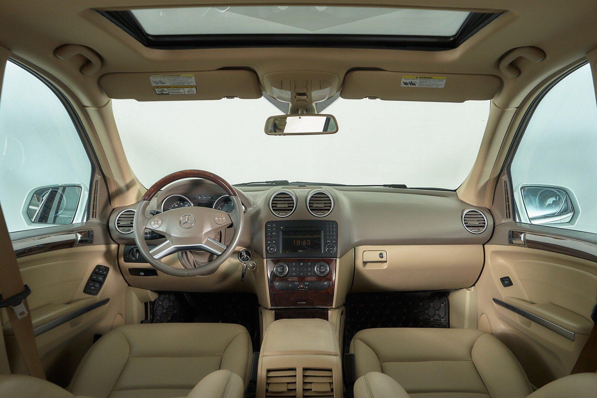 Mercedes-Benz M-Класс 2010, белый