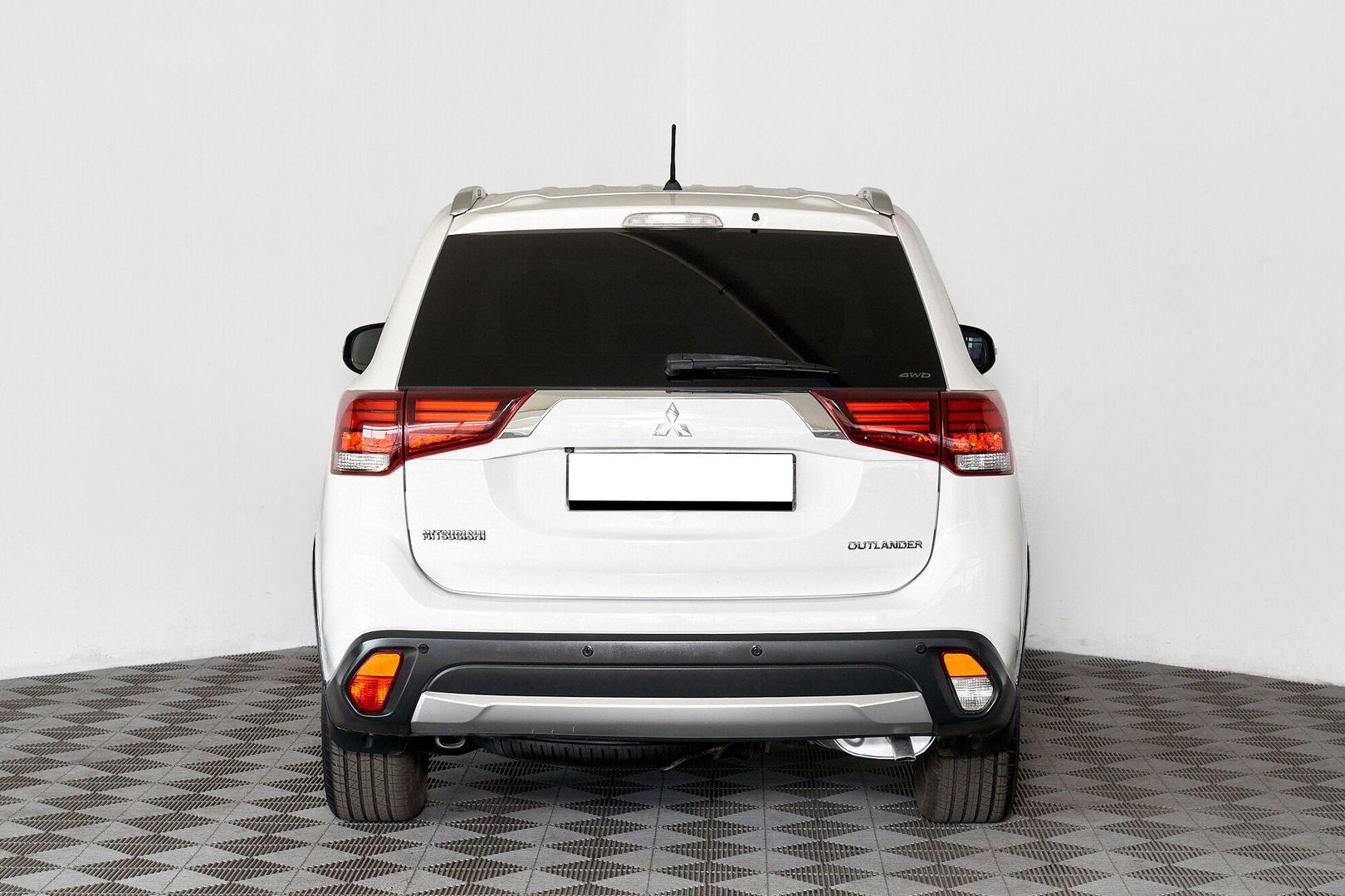 Mitsubishi Outlander 2017, белый