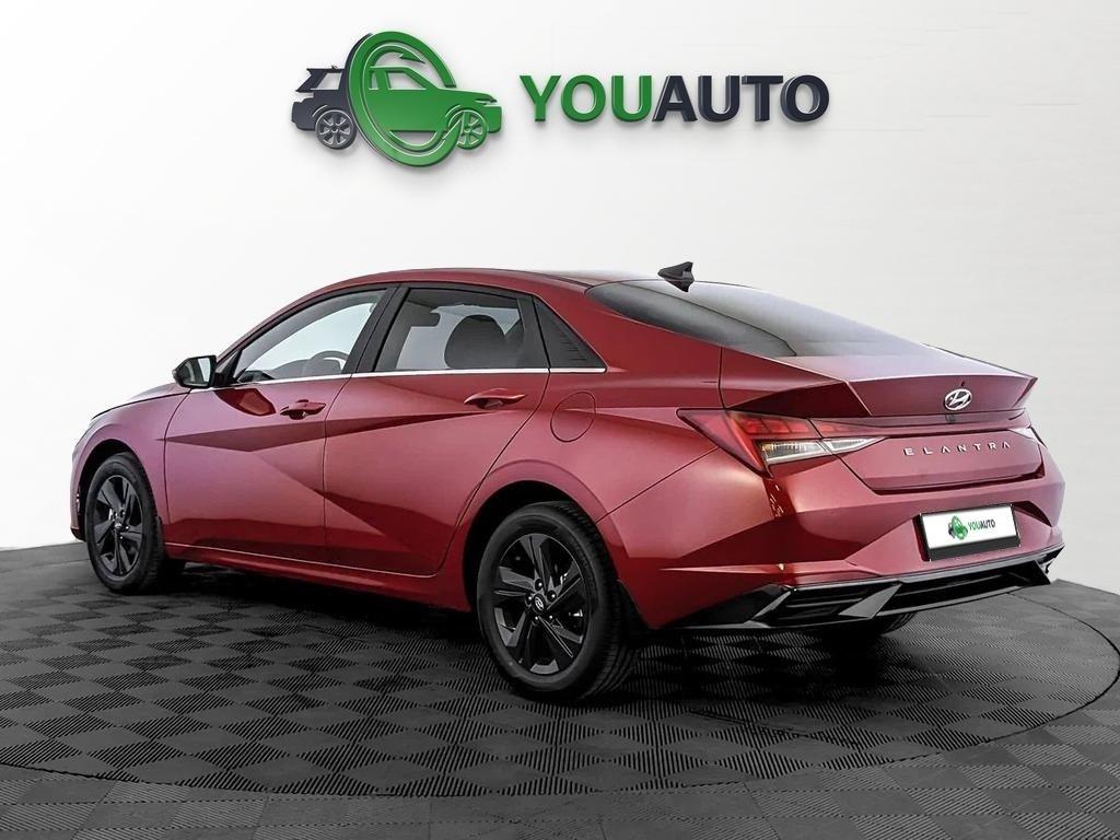 Hyundai Elantra 2022, красный