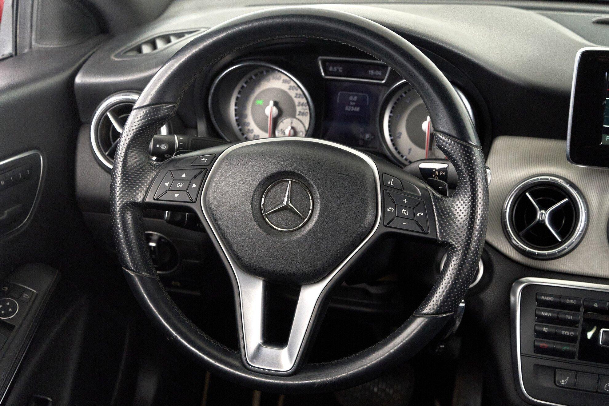 Mercedes-Benz CLA 2014, красный