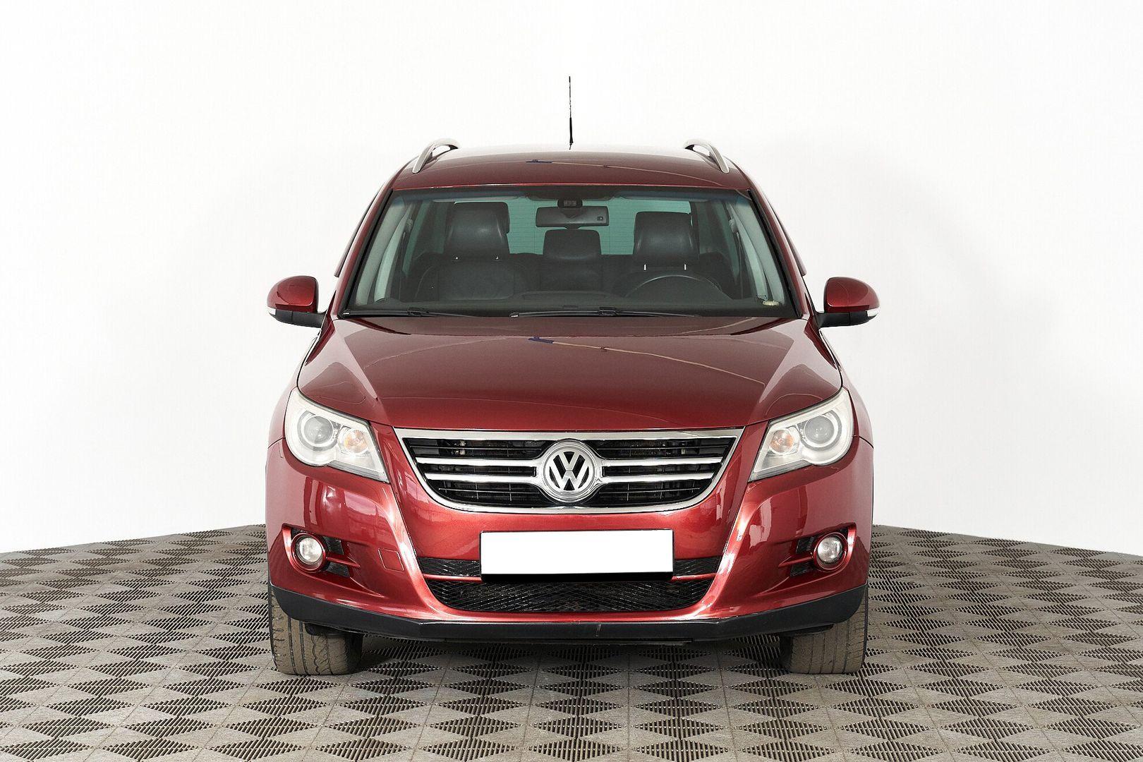 Volkswagen Tiguan 2010, красный