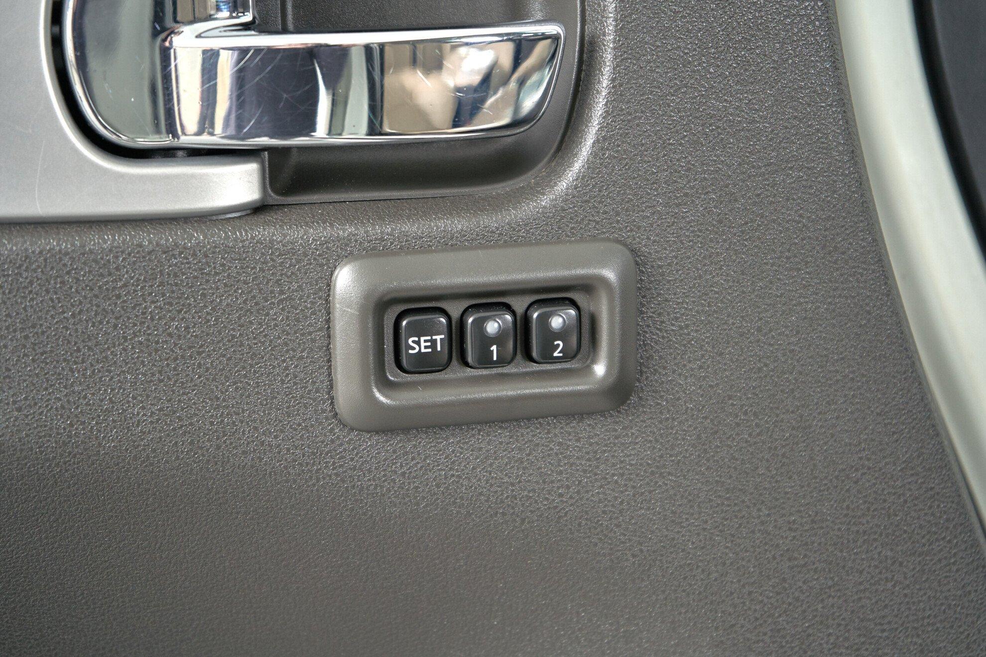 Nissan Pathfinder 2012, белый