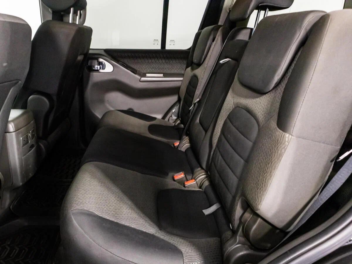 Nissan Pathfinder 2011, черный