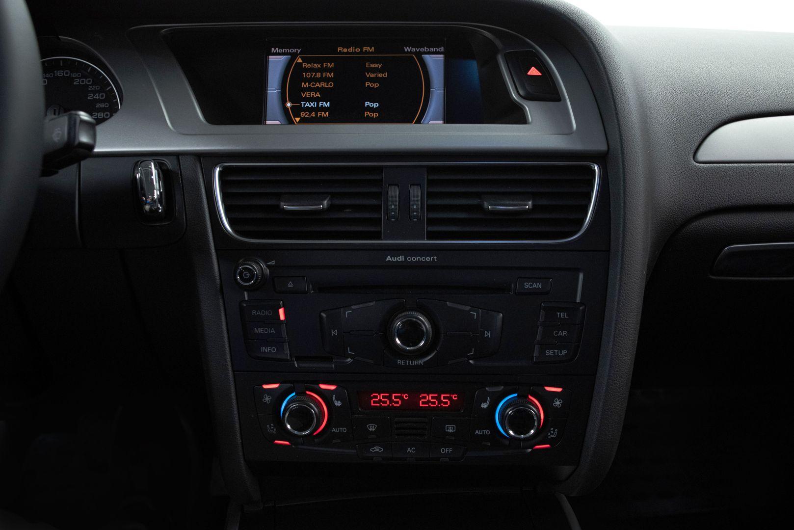 Audi A4 2011, белый