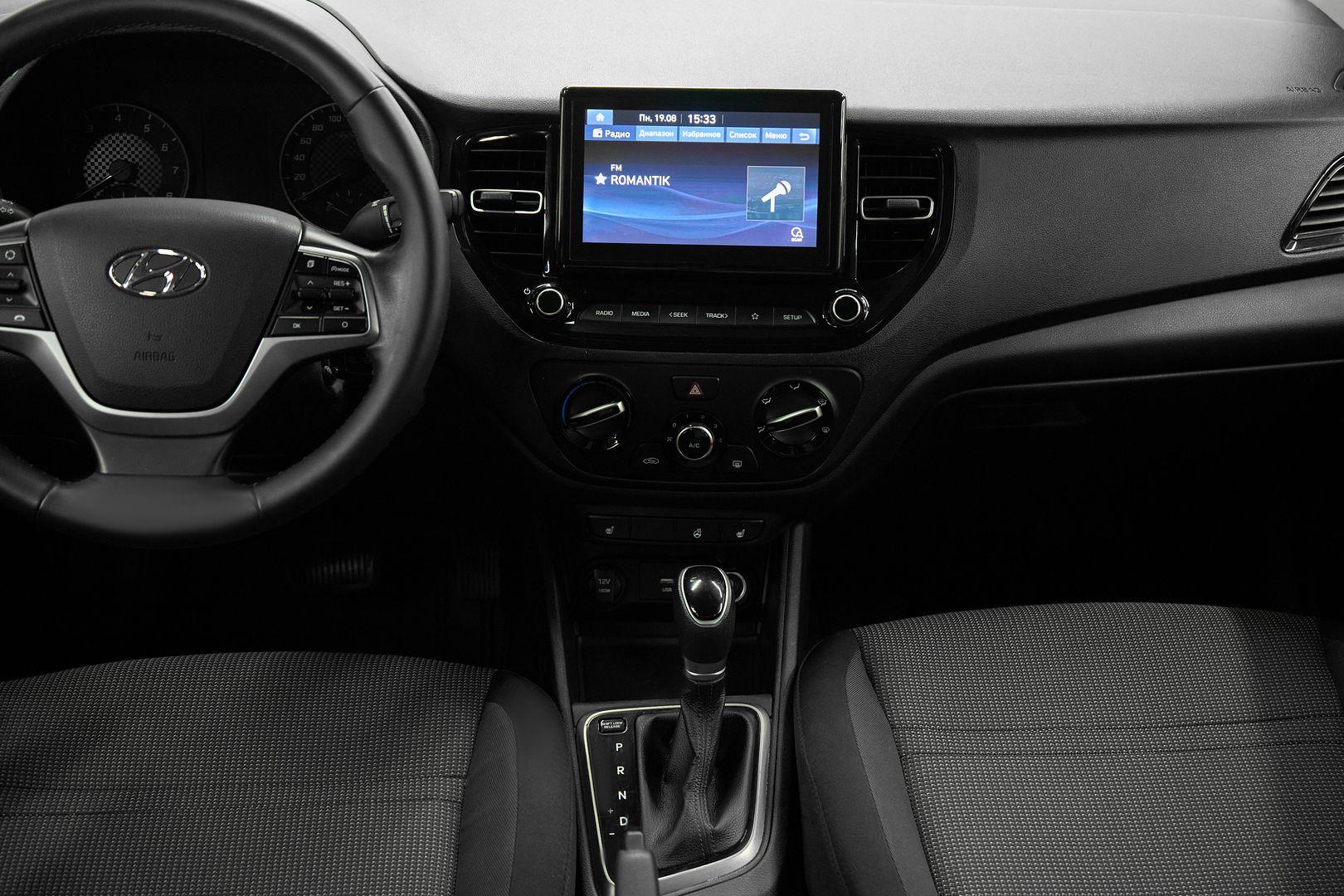 Hyundai Solaris 2021, белый