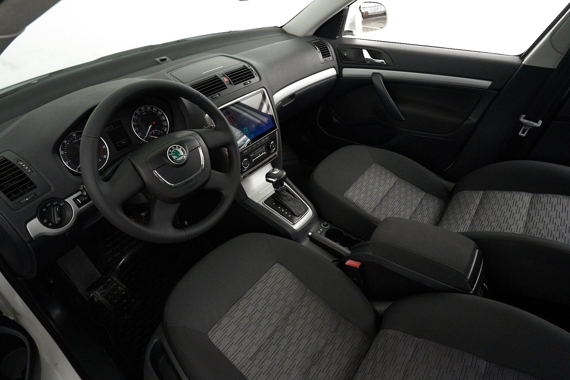 Skoda Octavia 2013, белый